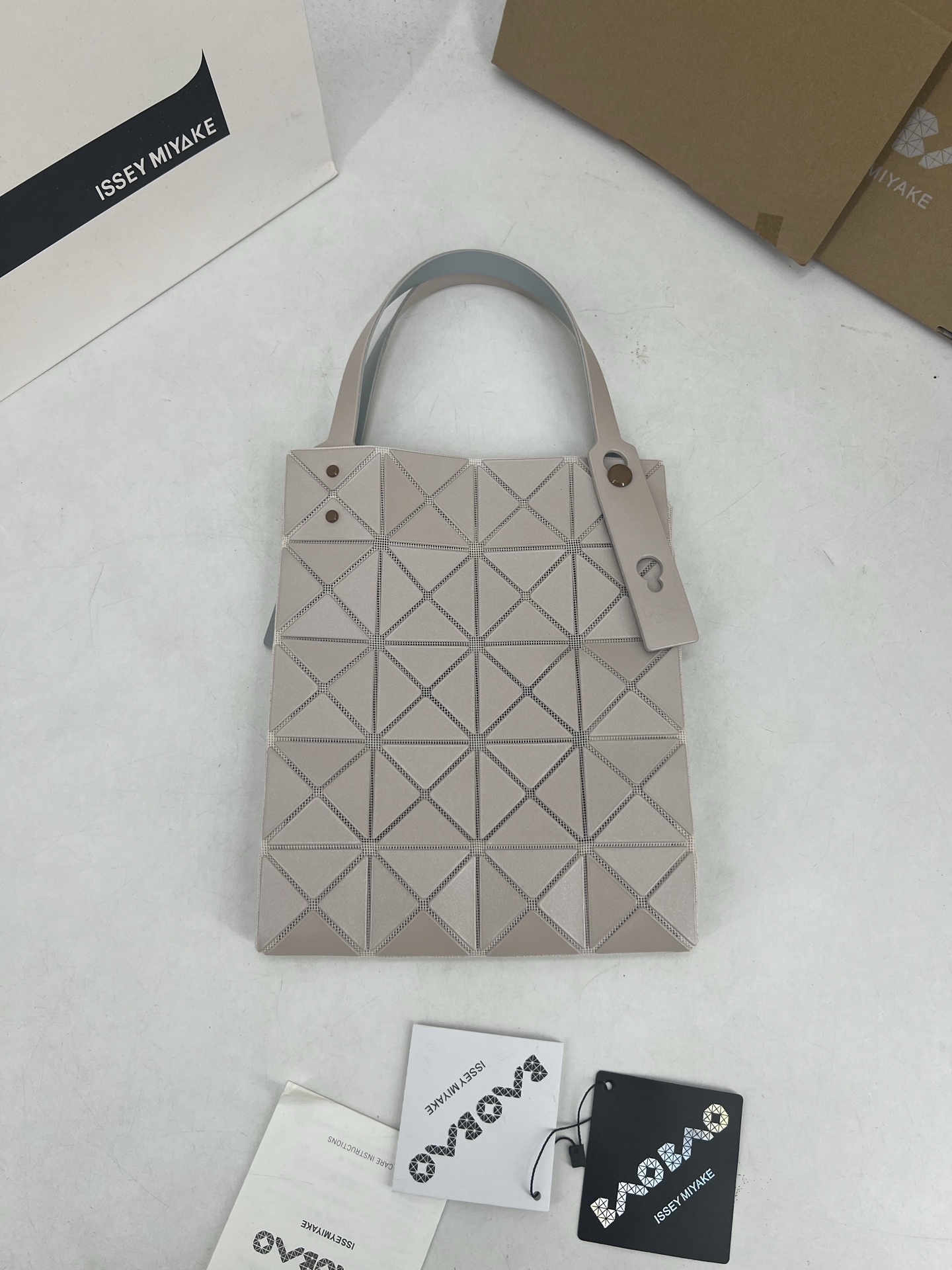 Issey Miyake ～三宅一生 3月新款彩色五金钻石方盒包大小号 新系列CARAT让人想起宝石的雕刻切割