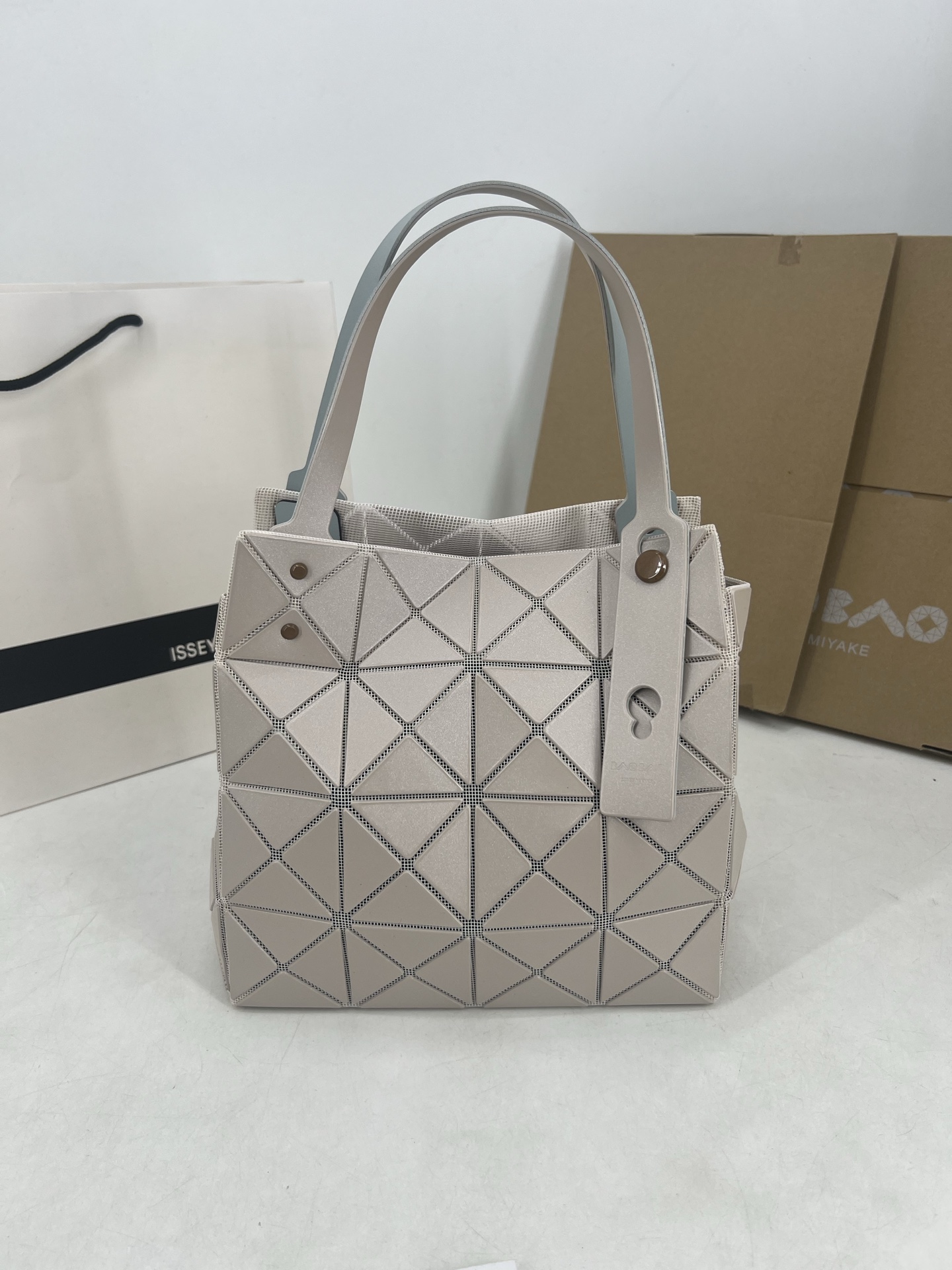 Issey Miyake ～三宅一生 3月新款彩色五金钻石方盒包大小号 新系列CARAT让人想起宝石的雕刻切割
