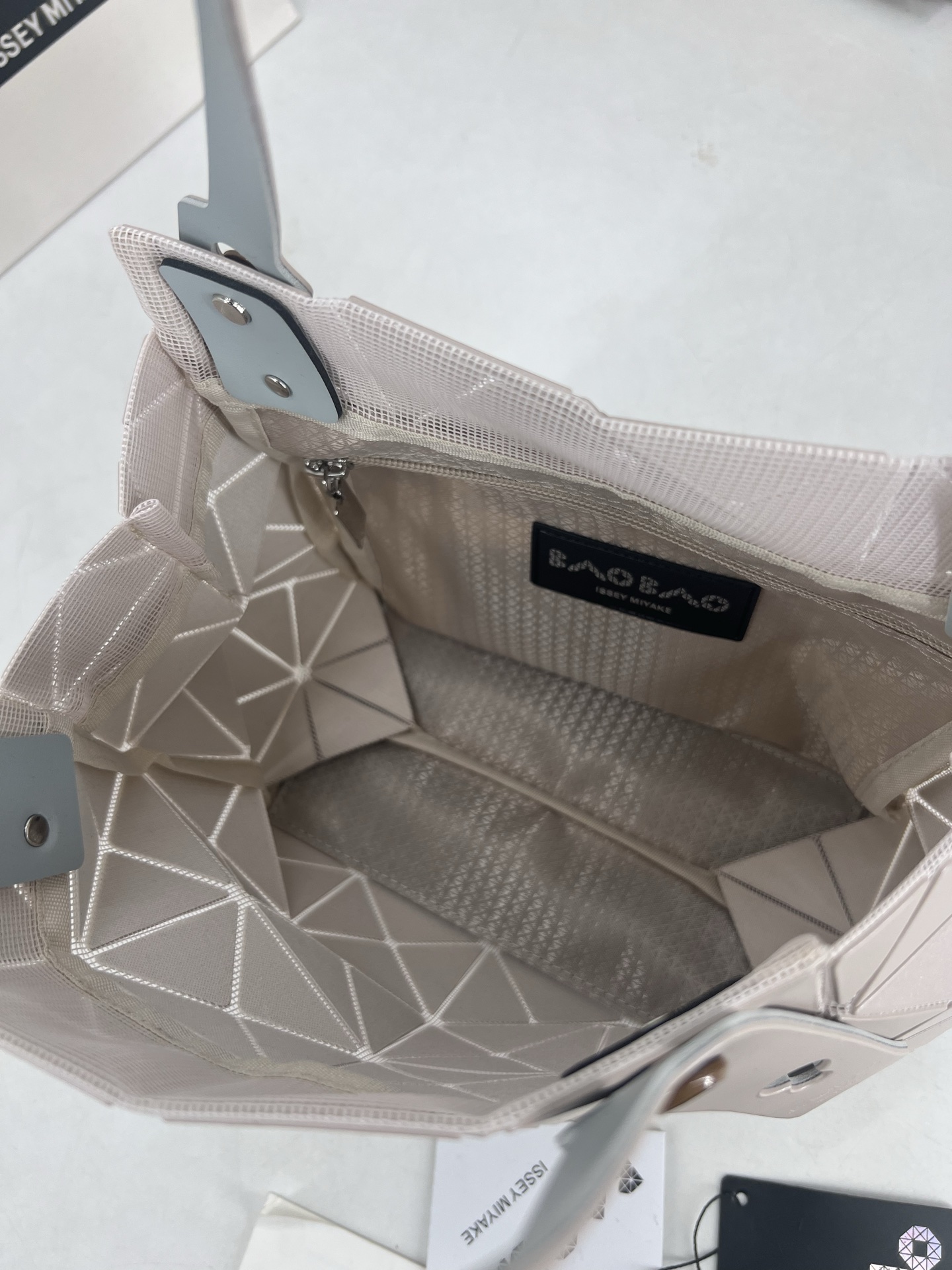 Issey Miyake ～三宅一生 3月新款彩色五金钻石方盒包大小号 新系列CARAT让人想起宝石的雕刻切割
