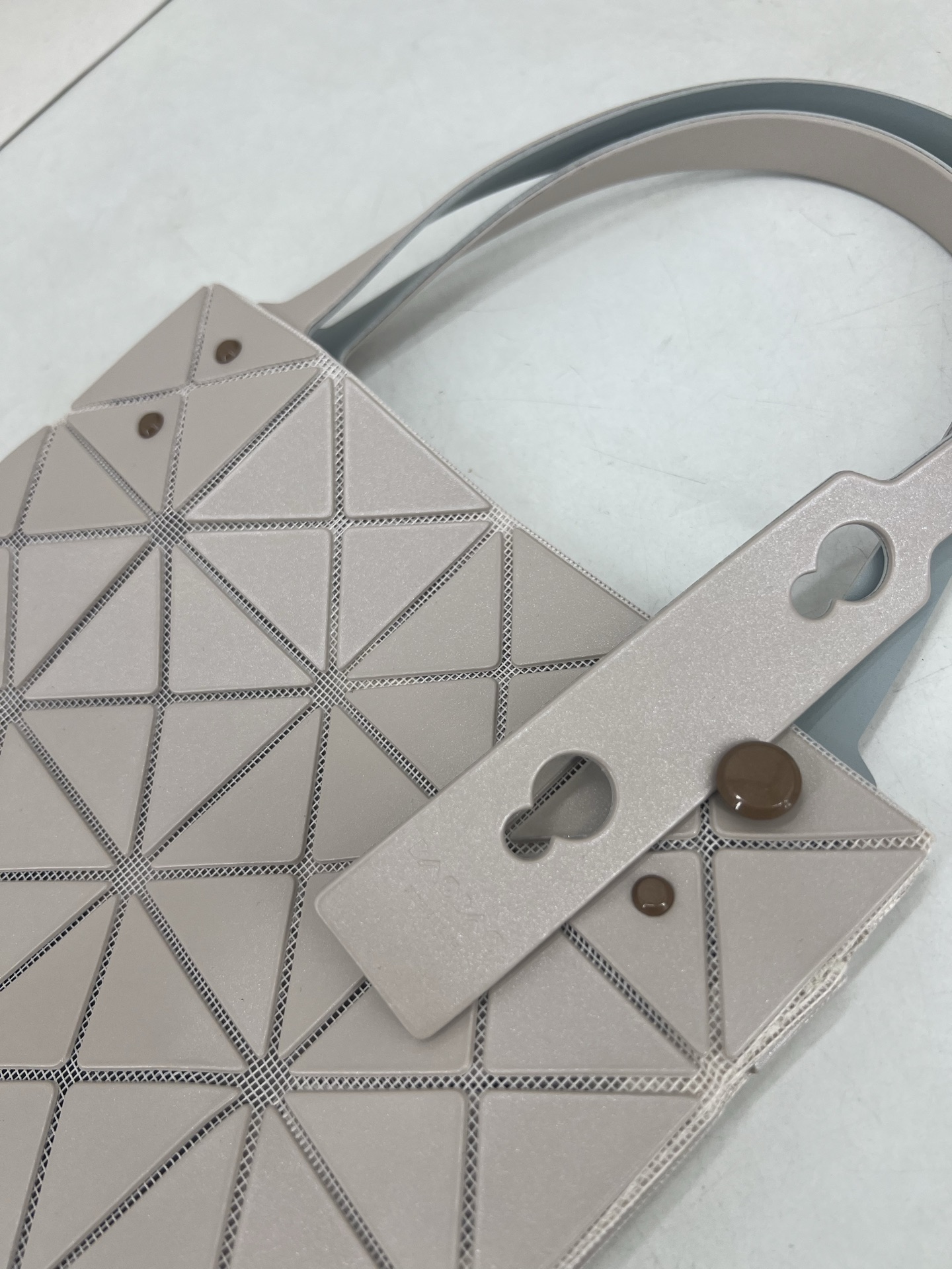 Issey Miyake ～三宅一生 3月新款彩色五金钻石方盒包大小号 新系列CARAT让人想起宝石的雕刻切割