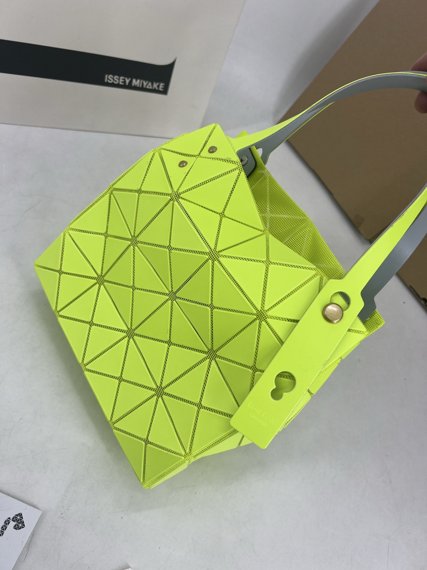 Issey Miyake ～三宅一生 3月新款彩色五金钻石方盒包大小号 新系列CARAT让人想起宝石的雕刻切割