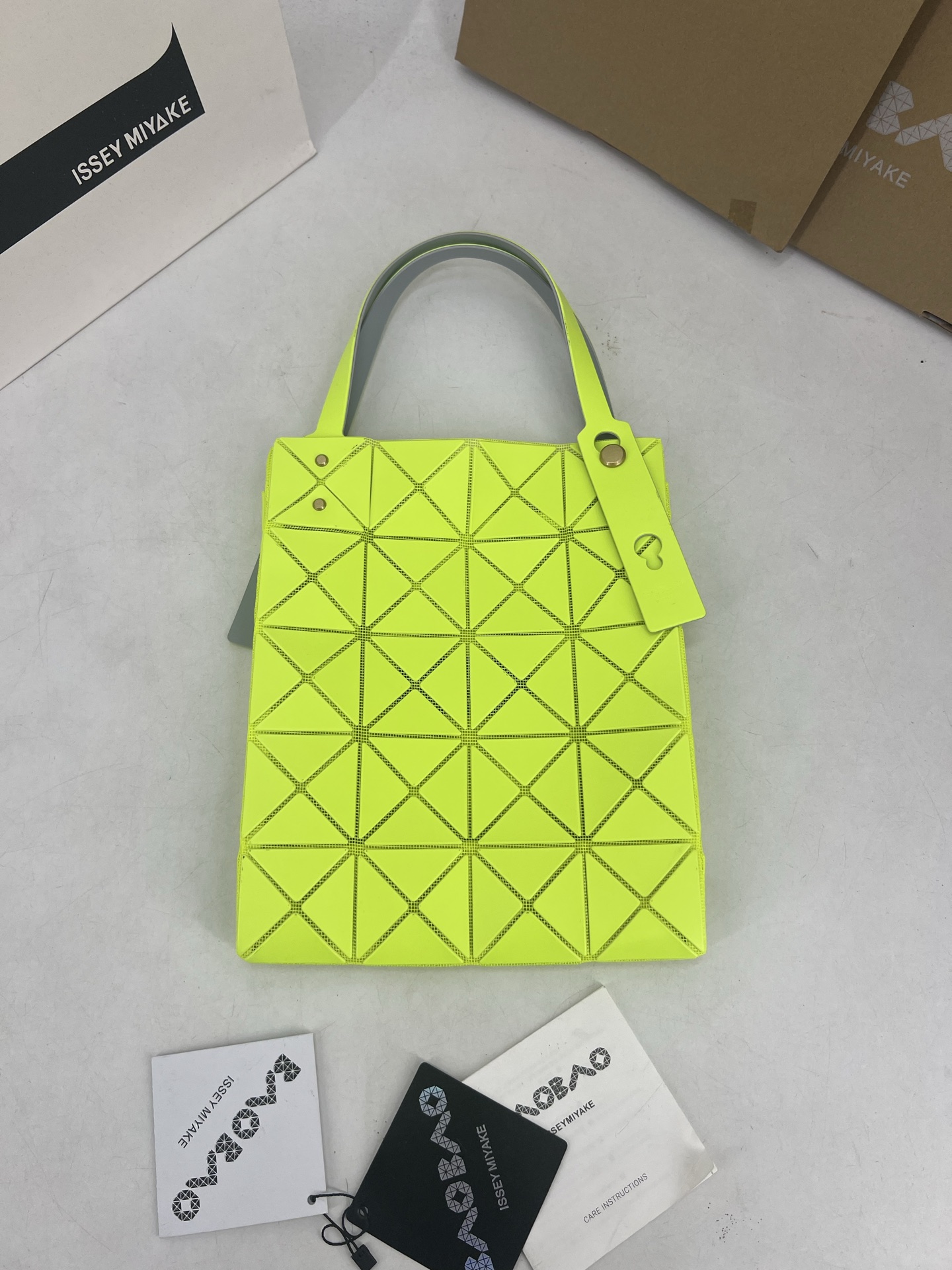 Issey Miyake ～三宅一生 3月新款彩色五金钻石方盒包大小号 新系列CARAT让人想起宝石的雕刻切割
