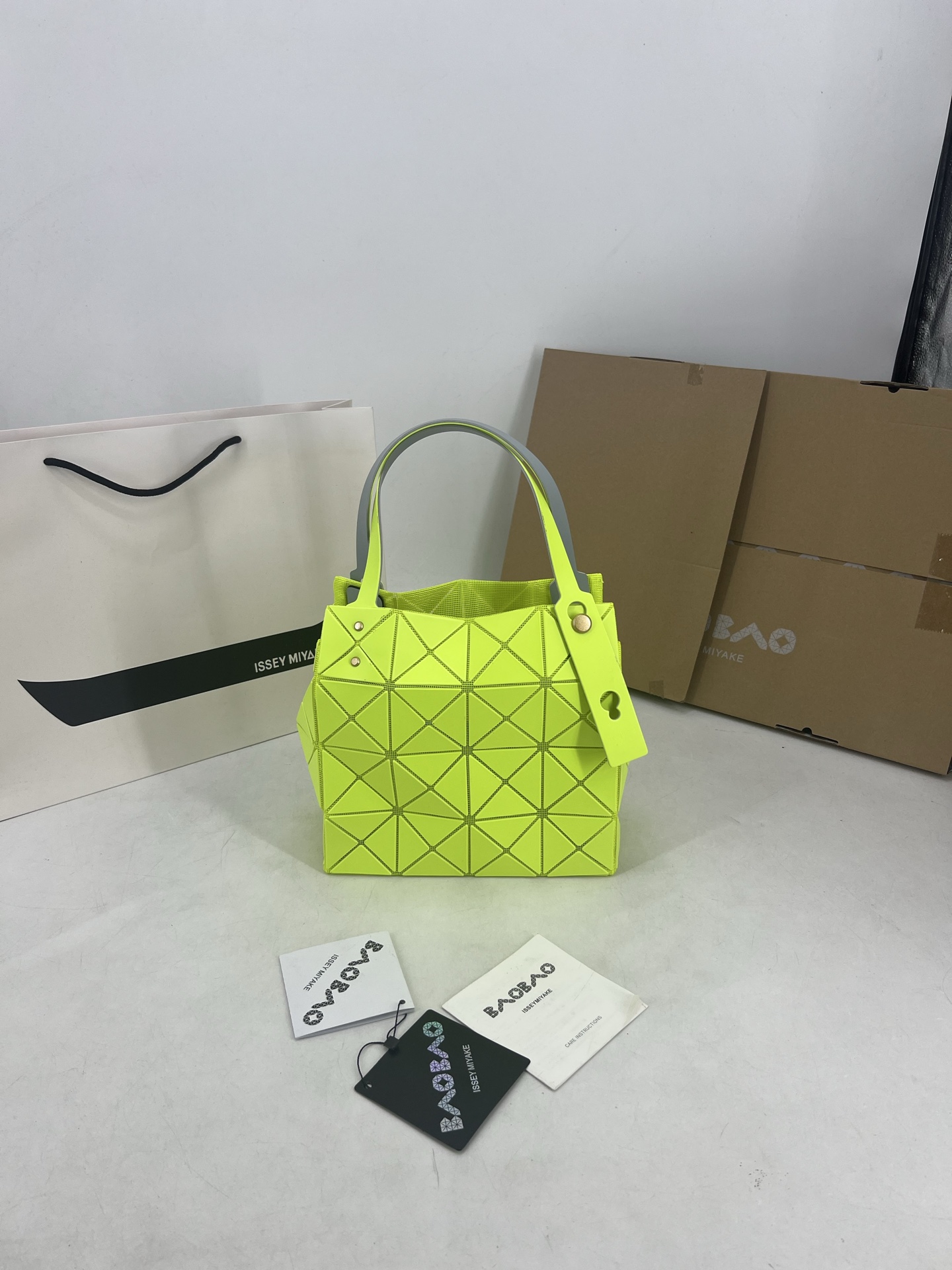 Issey Miyake ～三宅一生 3月新款彩色五金钻石方盒包大小号 新系列CARAT让人想起宝石的雕刻切割