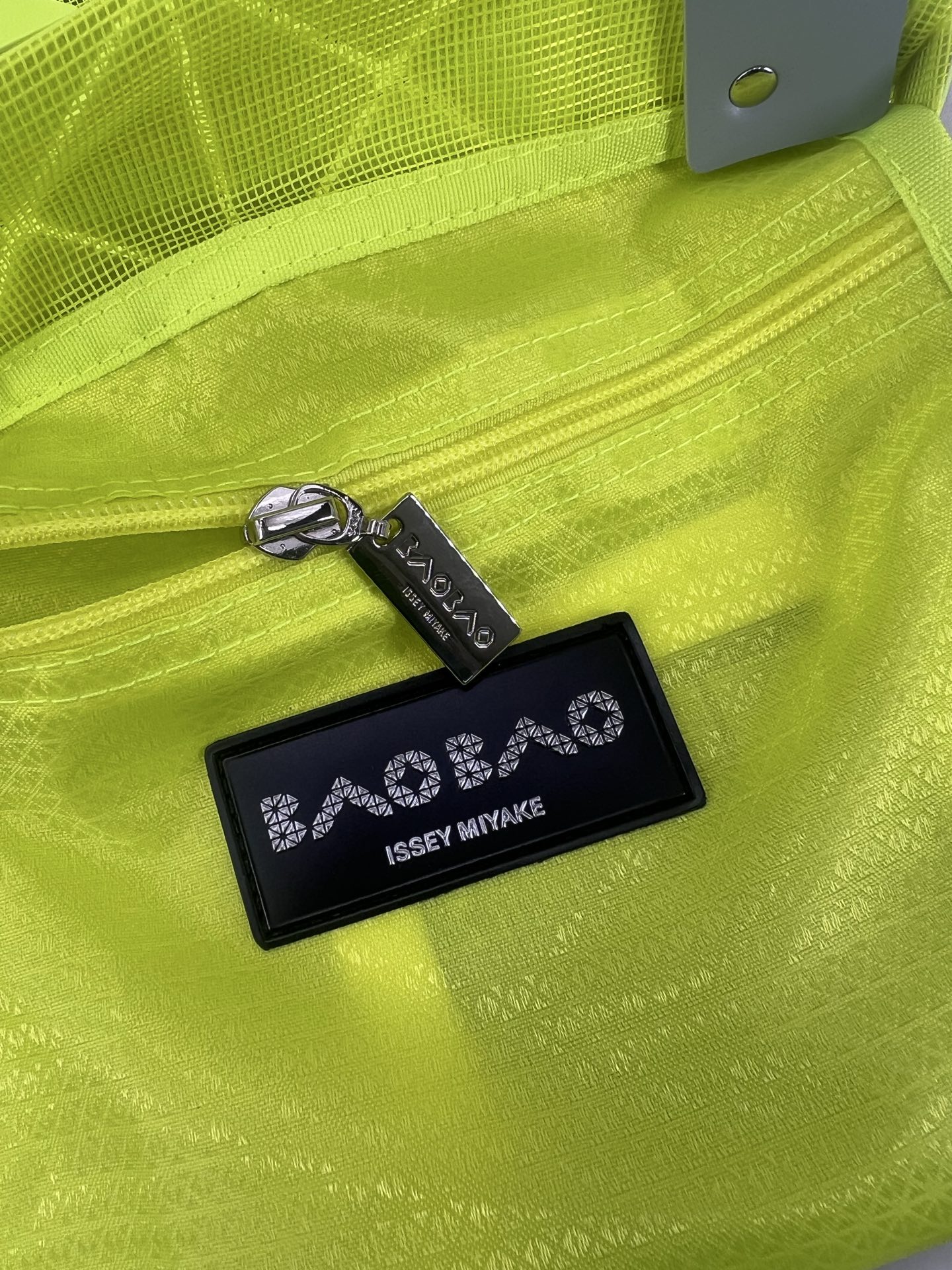 Issey Miyake ～三宅一生 3月新款彩色五金钻石方盒包大小号 新系列CARAT让人想起宝石的雕刻切割