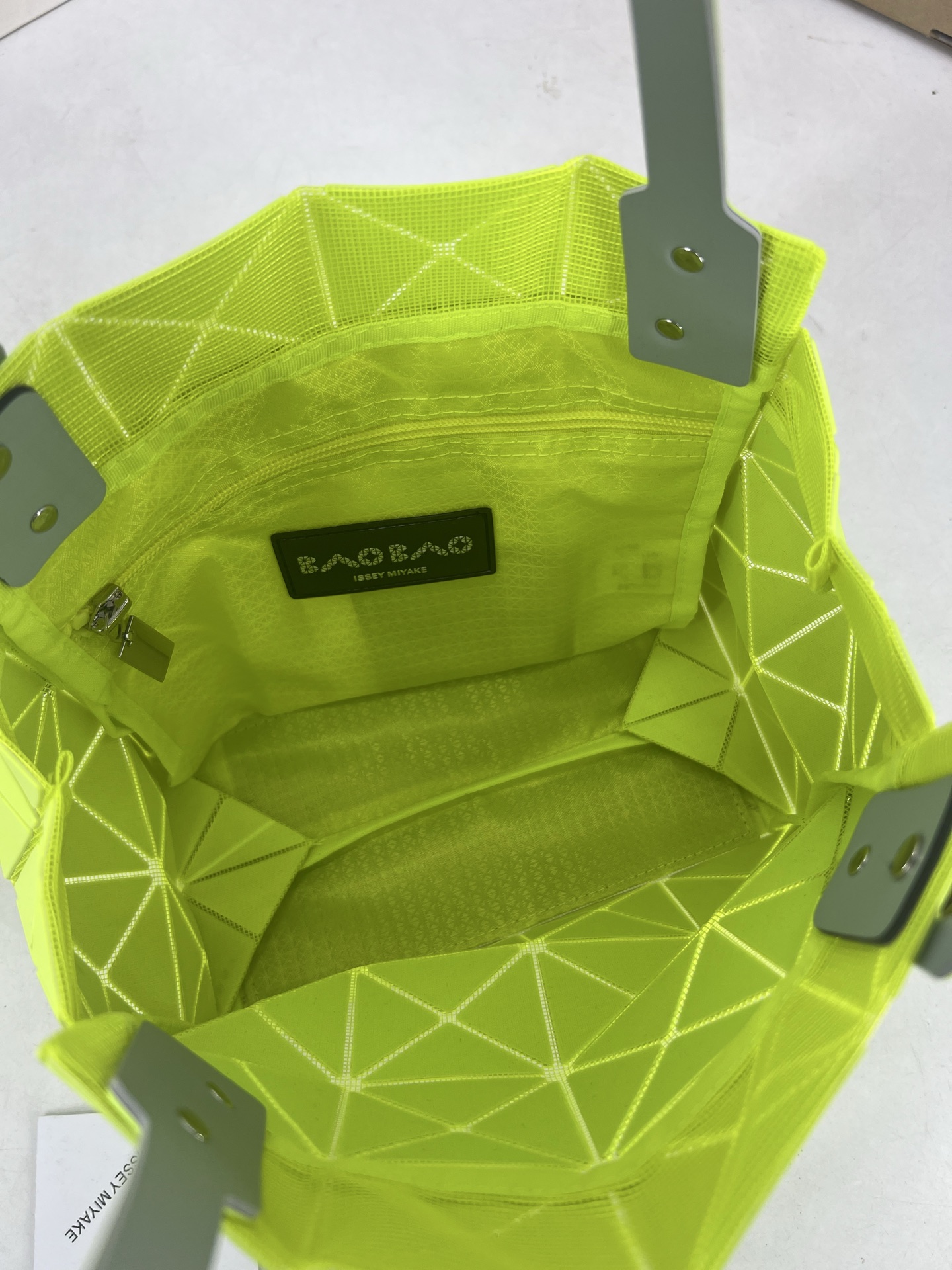 Issey Miyake ～三宅一生 3月新款彩色五金钻石方盒包大小号 新系列CARAT让人想起宝石的雕刻切割