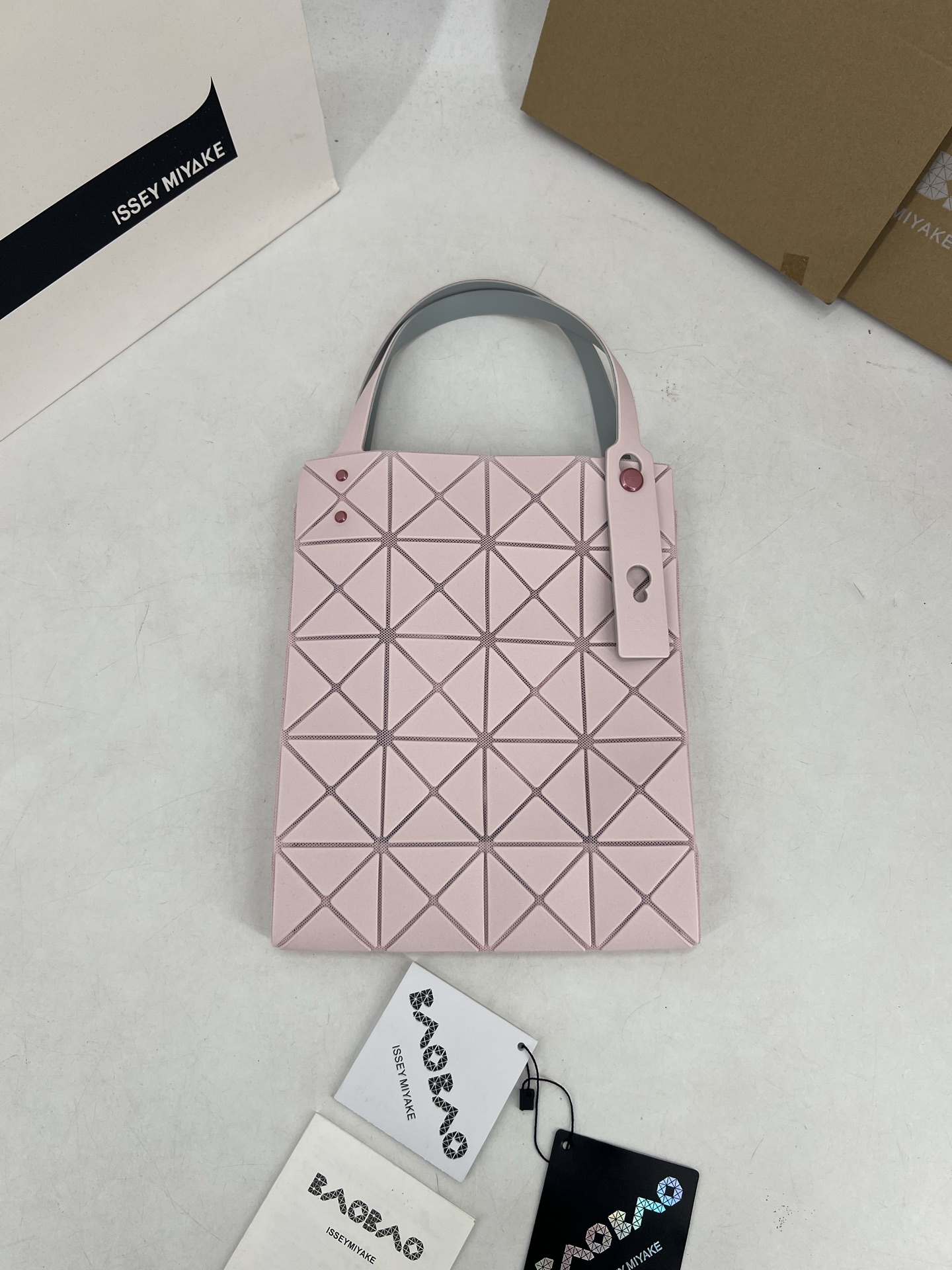 Issey Miyake ～三宅一生 3月新款彩色五金钻石方盒包大小号 新系列CARAT让人想起宝石的雕刻切割