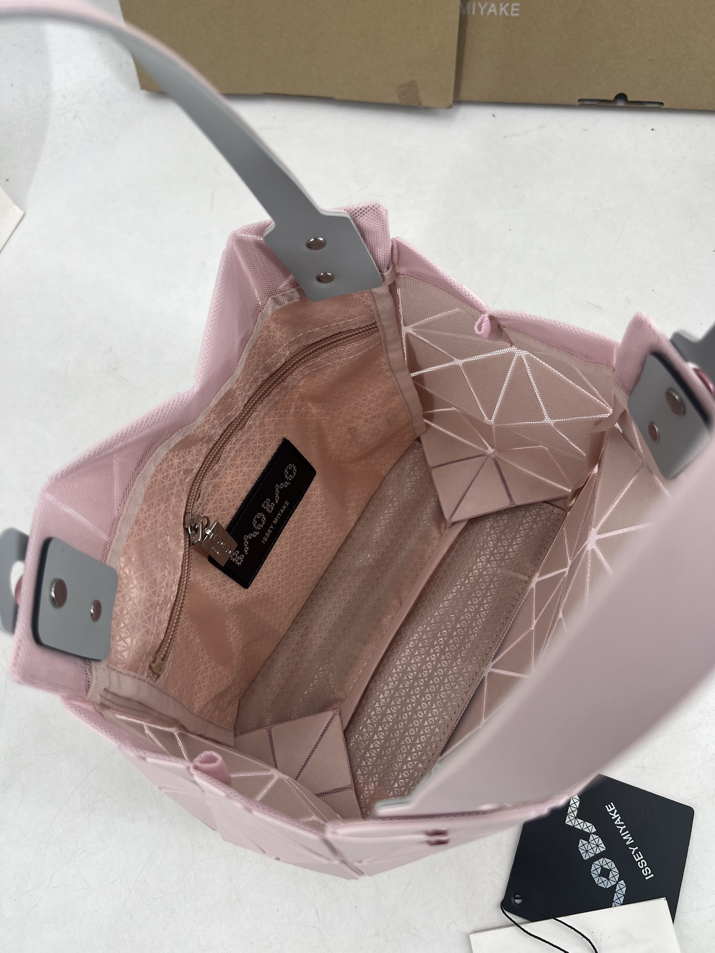Issey Miyake ～三宅一生 3月新款彩色五金钻石方盒包大小号 新系列CARAT让人想起宝石的雕刻切割