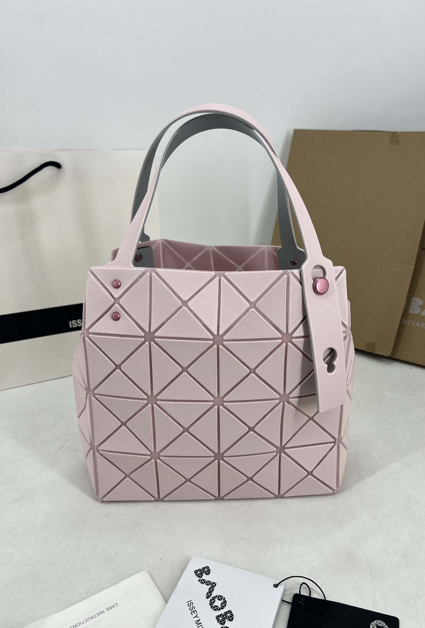 Issey Miyake ～三宅一生 3月新款彩色五金钻石方盒包大小号 新系列CARAT让人想起宝石的雕刻切割