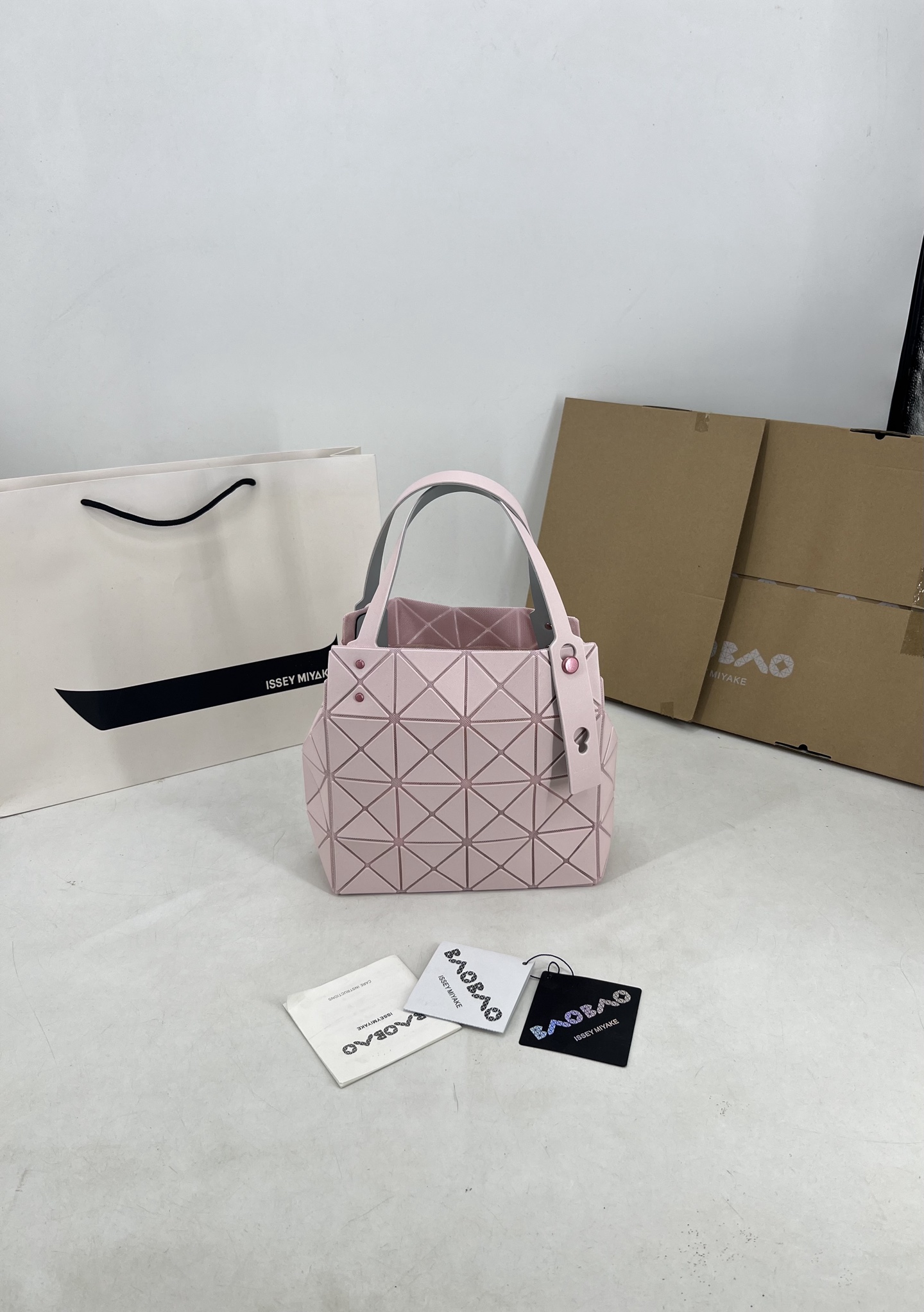Issey Miyake ～三宅一生 3月新款彩色五金钻石方盒包大小号 新系列CARAT让人想起宝石的雕刻切割