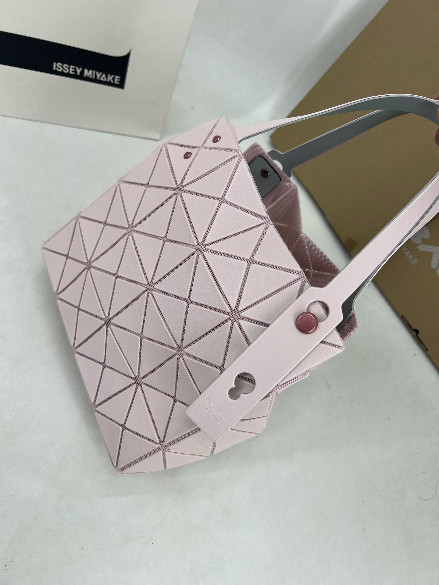 Issey Miyake ～三宅一生 3月新款彩色五金钻石方盒包大小号 新系列CARAT让人想起宝石的雕刻切割