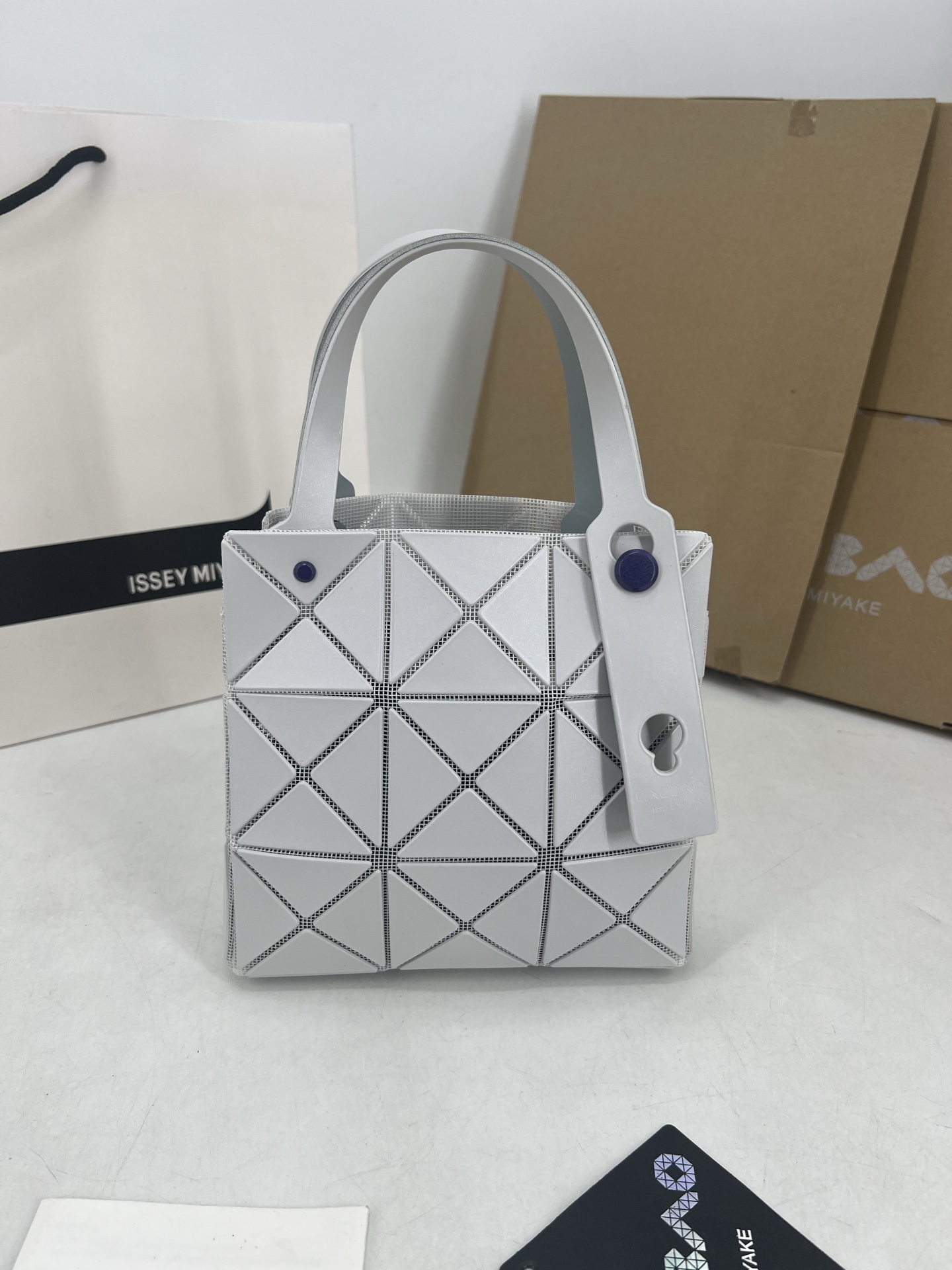 Issey Miyake ～三宅一生 3月新款彩色五金钻石方盒包大小号 新系列CARAT让人想起宝石的雕刻切割