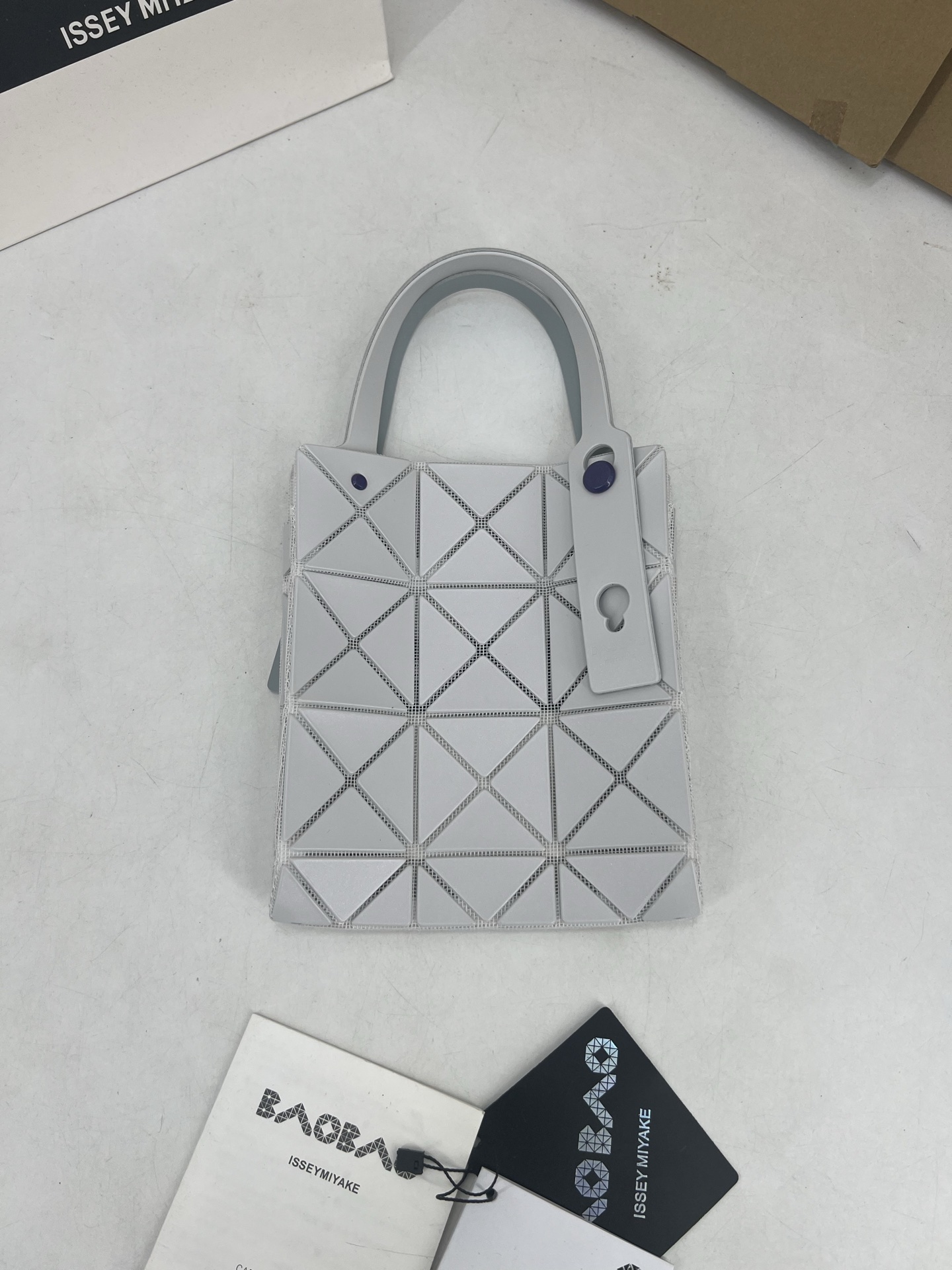 Issey Miyake ～三宅一生 3月新款彩色五金钻石方盒包大小号 新系列CARAT让人想起宝石的雕刻切割