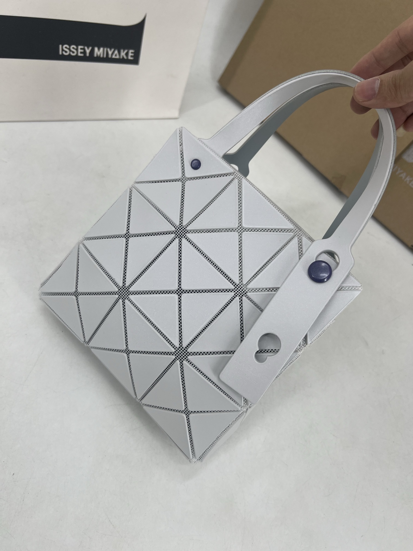 Issey Miyake ～三宅一生 3月新款彩色五金钻石方盒包大小号 新系列CARAT让人想起宝石的雕刻切割