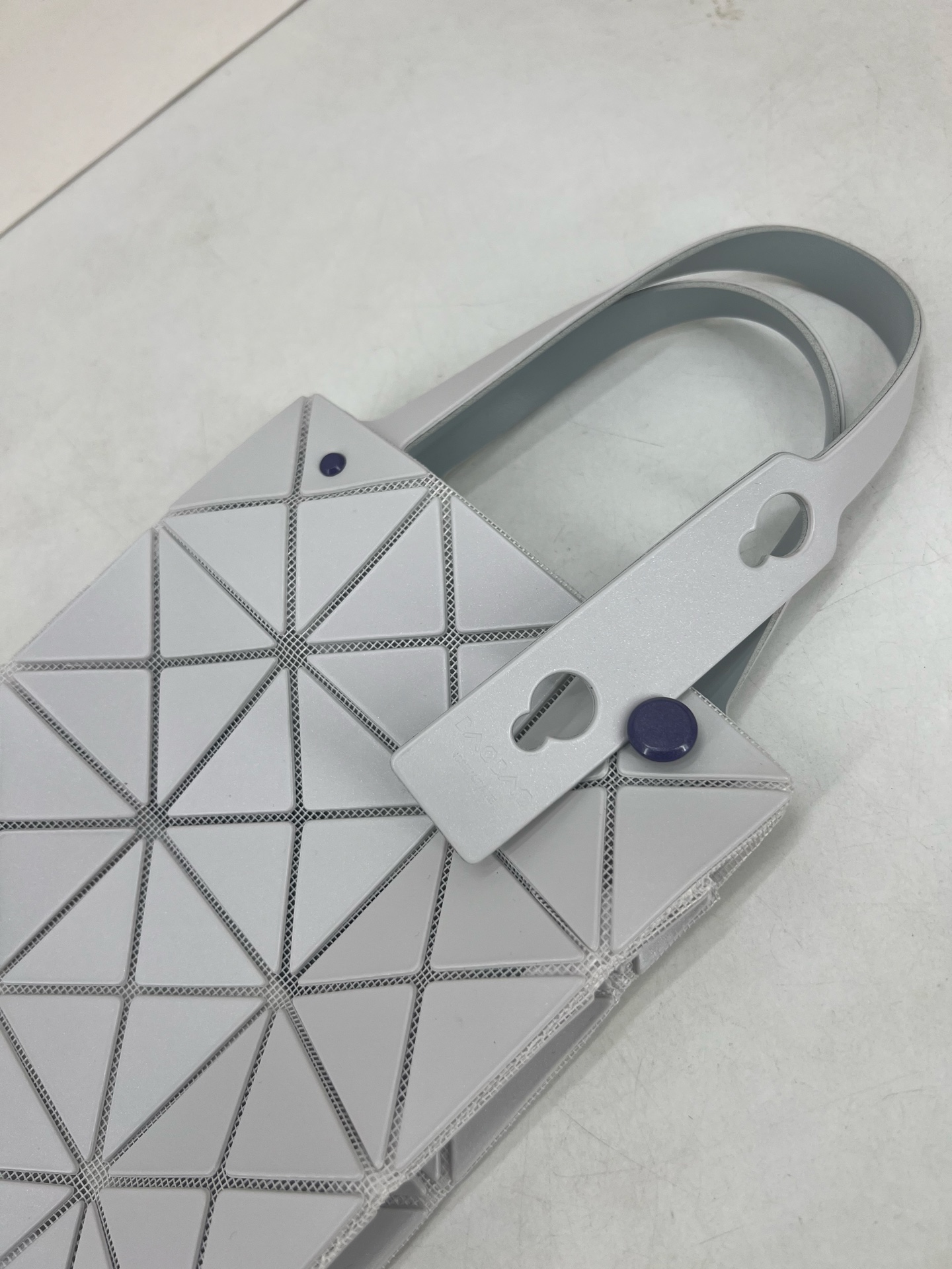 Issey Miyake ～三宅一生 3月新款彩色五金钻石方盒包大小号 新系列CARAT让人想起宝石的雕刻切割