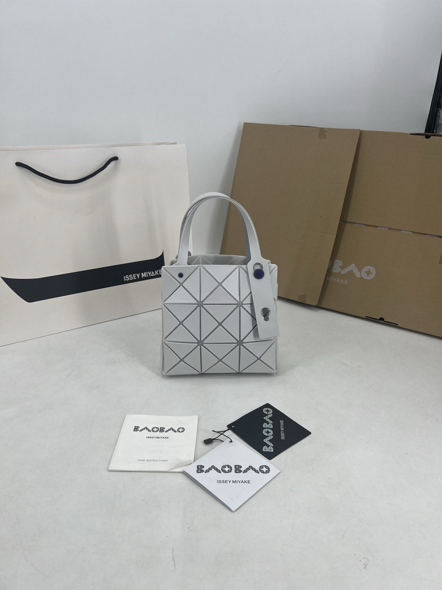 Issey Miyake ～三宅一生 3月新款彩色五金钻石方盒包大小号 新系列CARAT让人想起宝石的雕刻切割