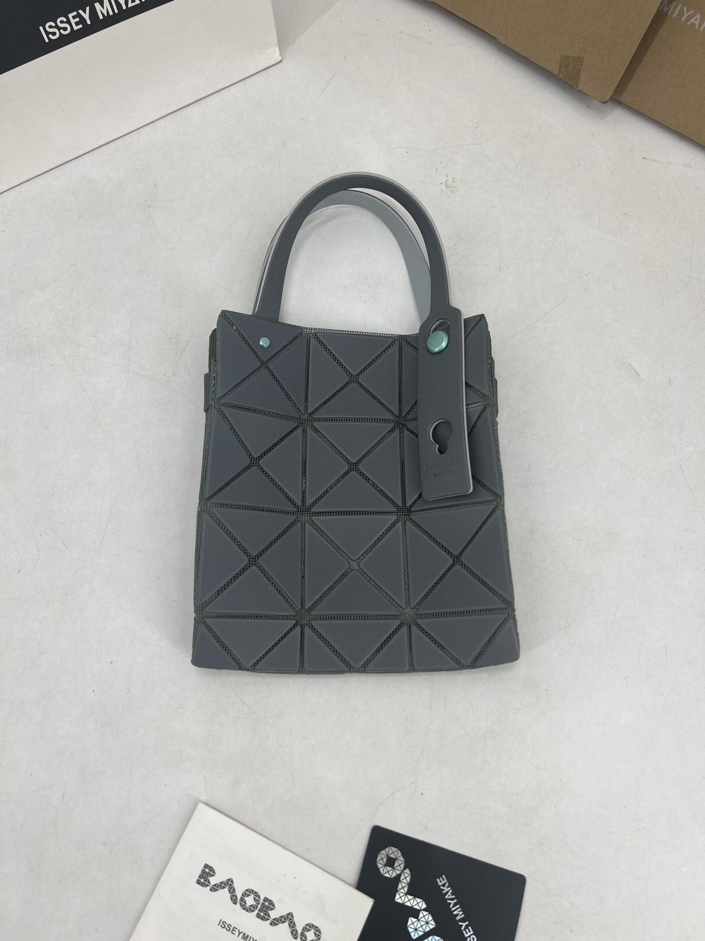 Issey Miyake ～三宅一生 3月新款彩色五金钻石方盒包大小号 新系列CARAT让人想起宝石的雕刻切割