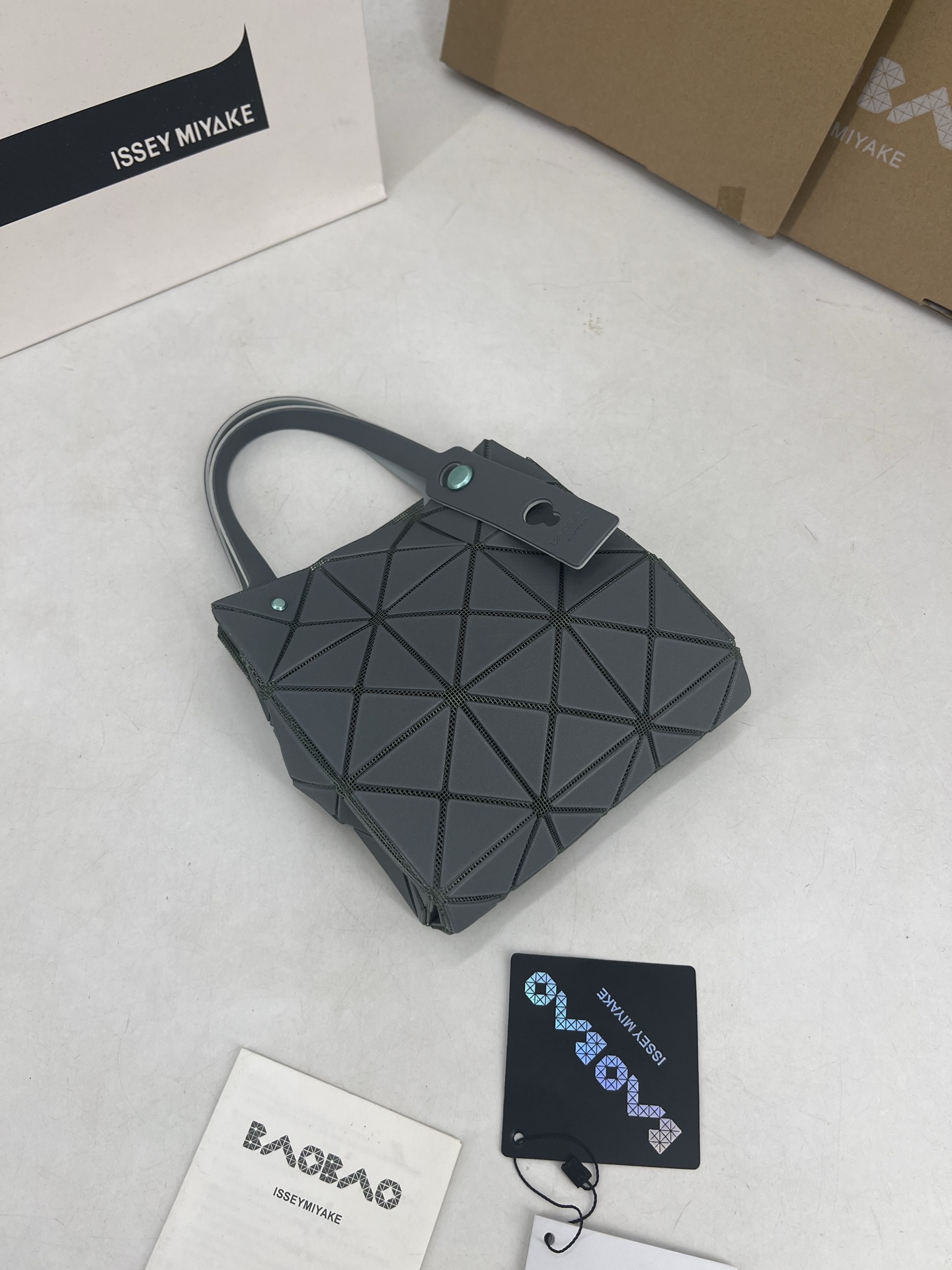 Issey Miyake ～三宅一生 3月新款彩色五金钻石方盒包大小号 新系列CARAT让人想起宝石的雕刻切割