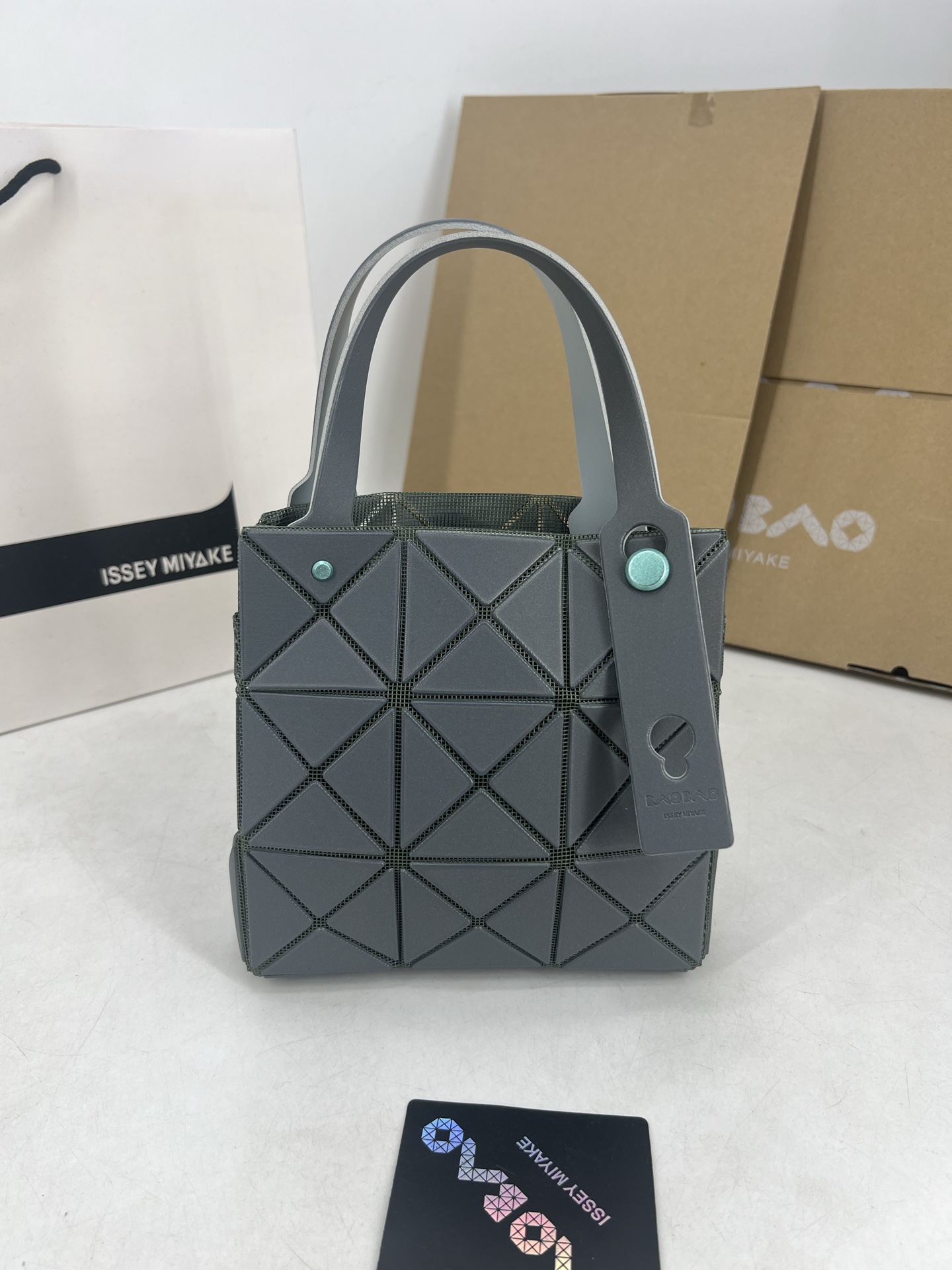 Issey Miyake ～三宅一生 3月新款彩色五金钻石方盒包大小号 新系列CARAT让人想起宝石的雕刻切割