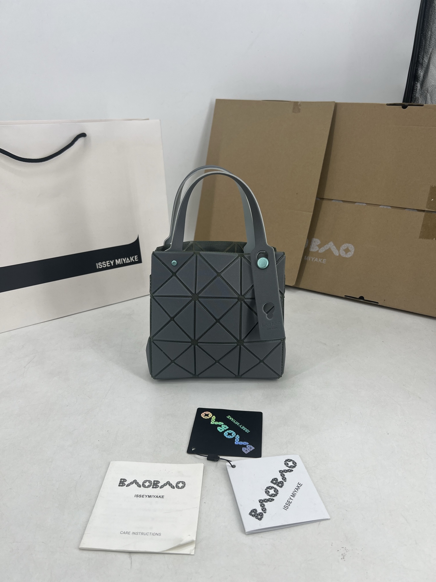 Issey Miyake ～三宅一生 3月新款彩色五金钻石方盒包大小号 新系列CARAT让人想起宝石的雕刻切割