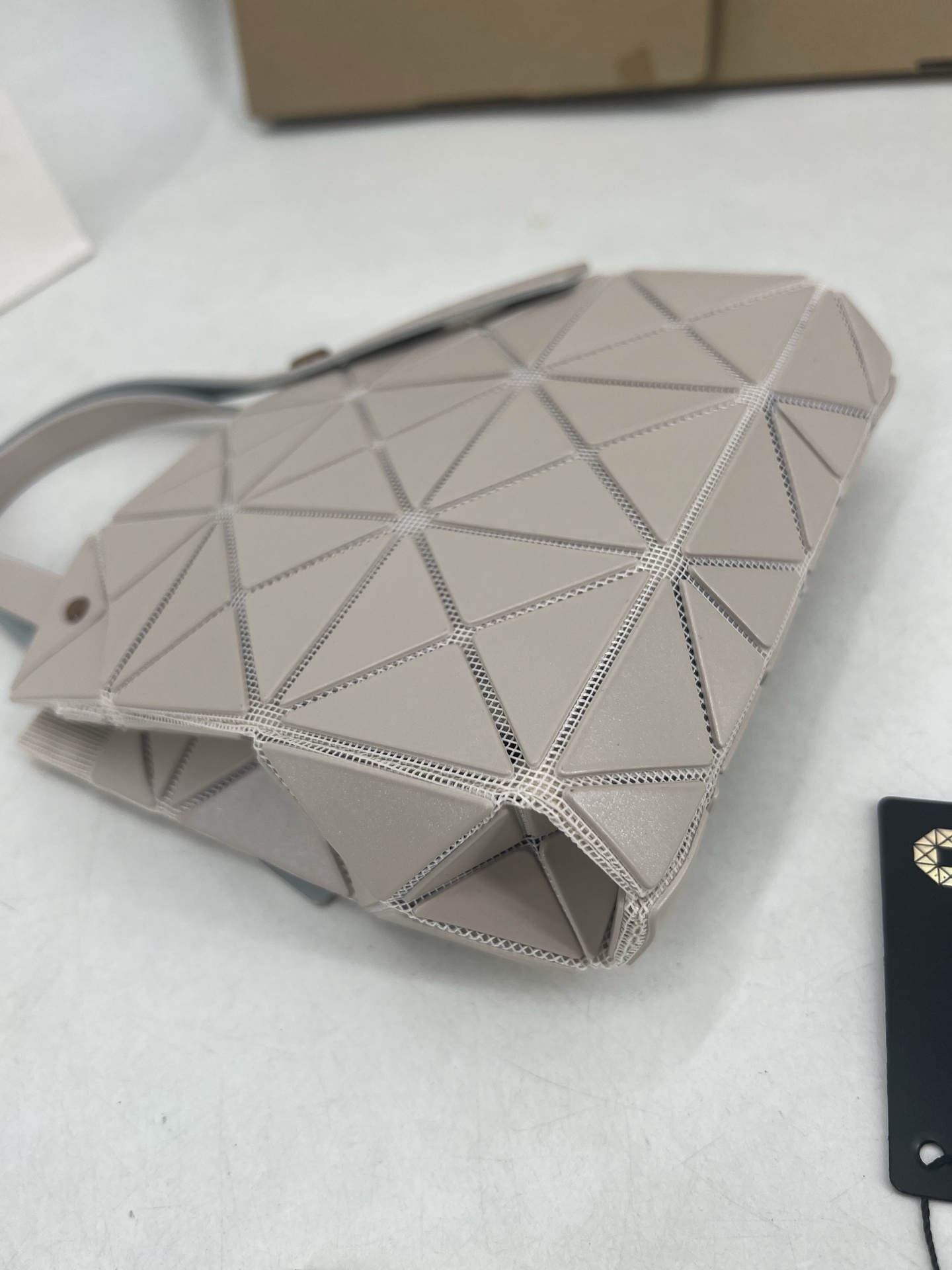 Issey Miyake ～三宅一生 3月新款彩色五金钻石方盒包大小号 新系列CARAT让人想起宝石的雕刻切割
