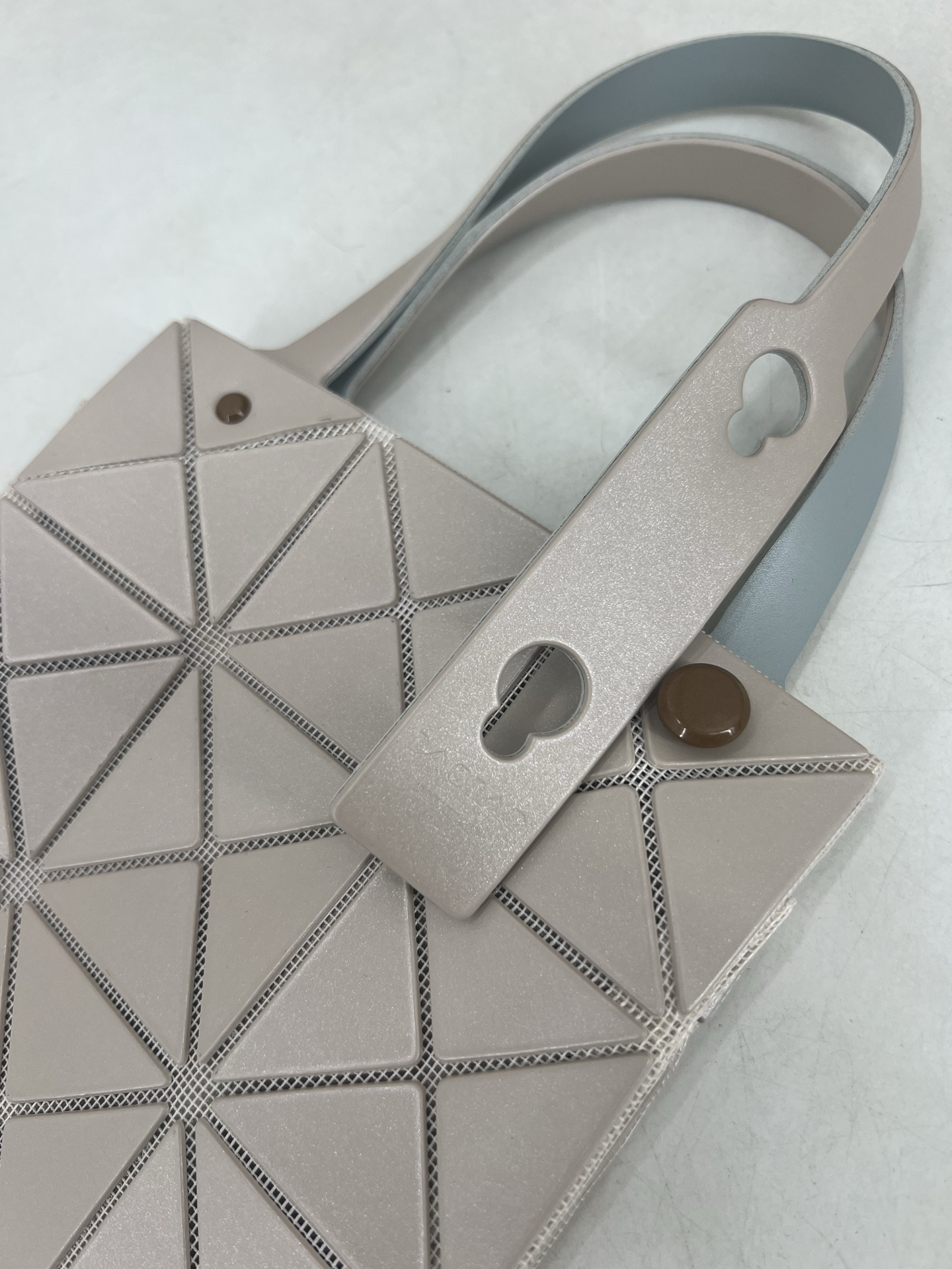 Issey Miyake ～三宅一生 3月新款彩色五金钻石方盒包大小号 新系列CARAT让人想起宝石的雕刻切割