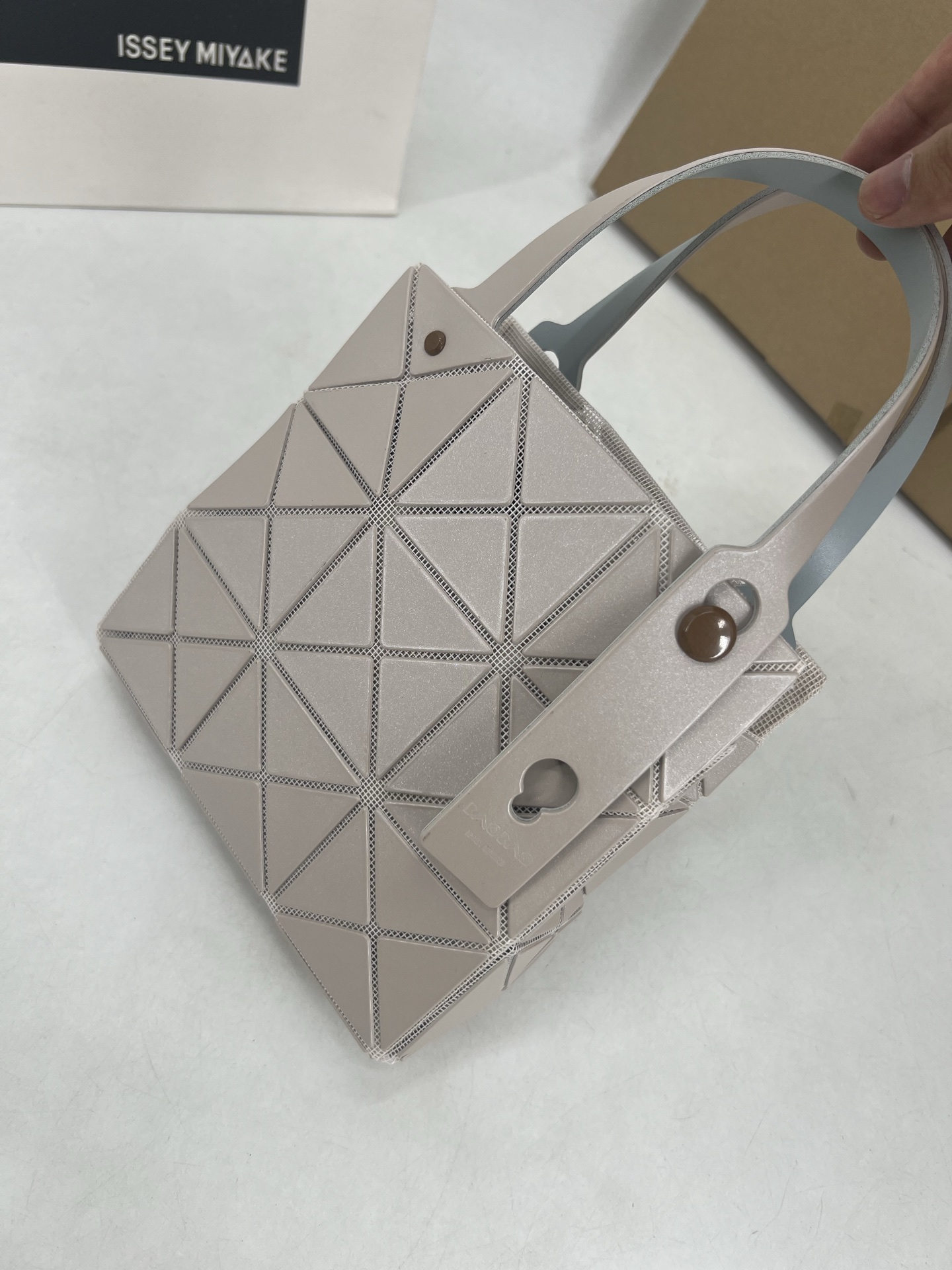 Issey Miyake ～三宅一生 3月新款彩色五金钻石方盒包大小号 新系列CARAT让人想起宝石的雕刻切割