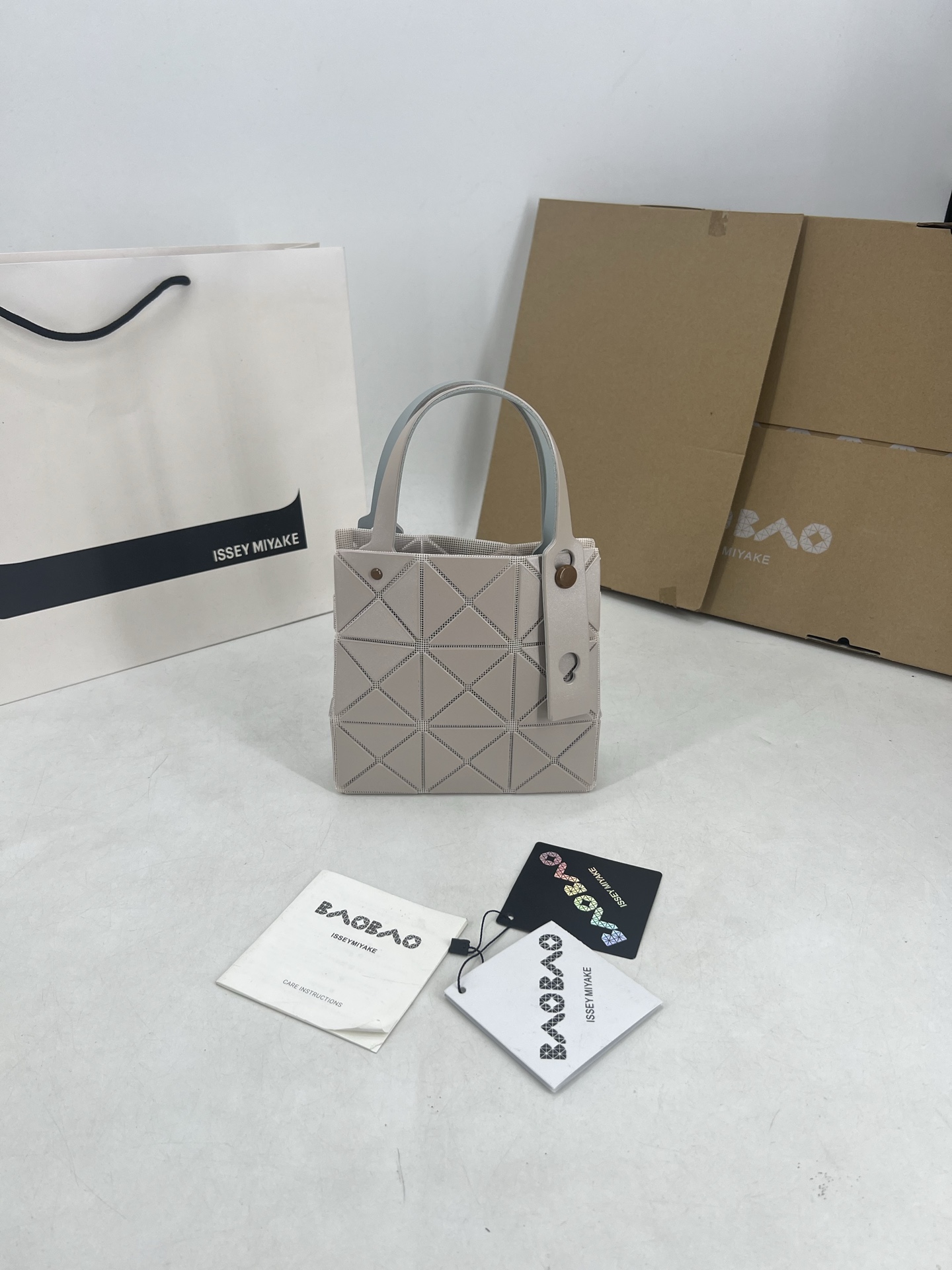 Issey Miyake ～三宅一生 3月新款彩色五金钻石方盒包大小号 新系列CARAT让人想起宝石的雕刻切割