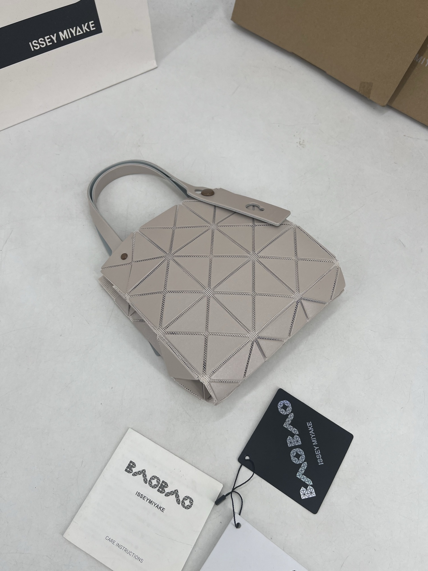 Issey Miyake ～三宅一生 3月新款彩色五金钻石方盒包大小号 新系列CARAT让人想起宝石的雕刻切割