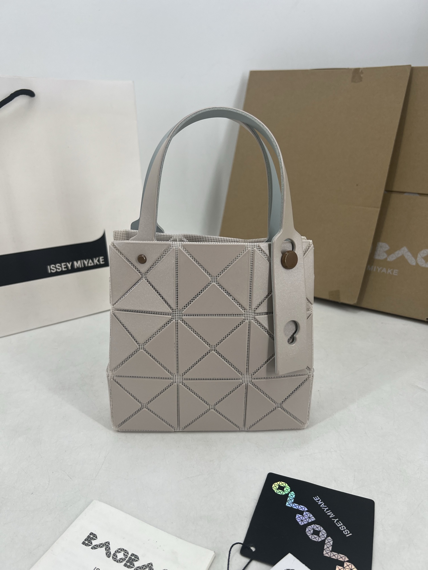 Issey Miyake ～三宅一生 3月新款彩色五金钻石方盒包大小号 新系列CARAT让人想起宝石的雕刻切割