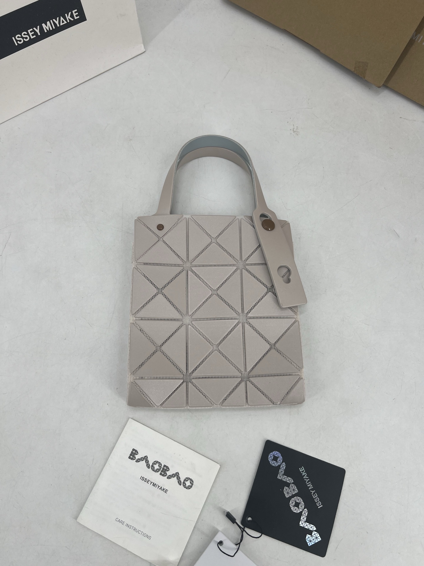 Issey Miyake ～三宅一生 3月新款彩色五金钻石方盒包大小号 新系列CARAT让人想起宝石的雕刻切割