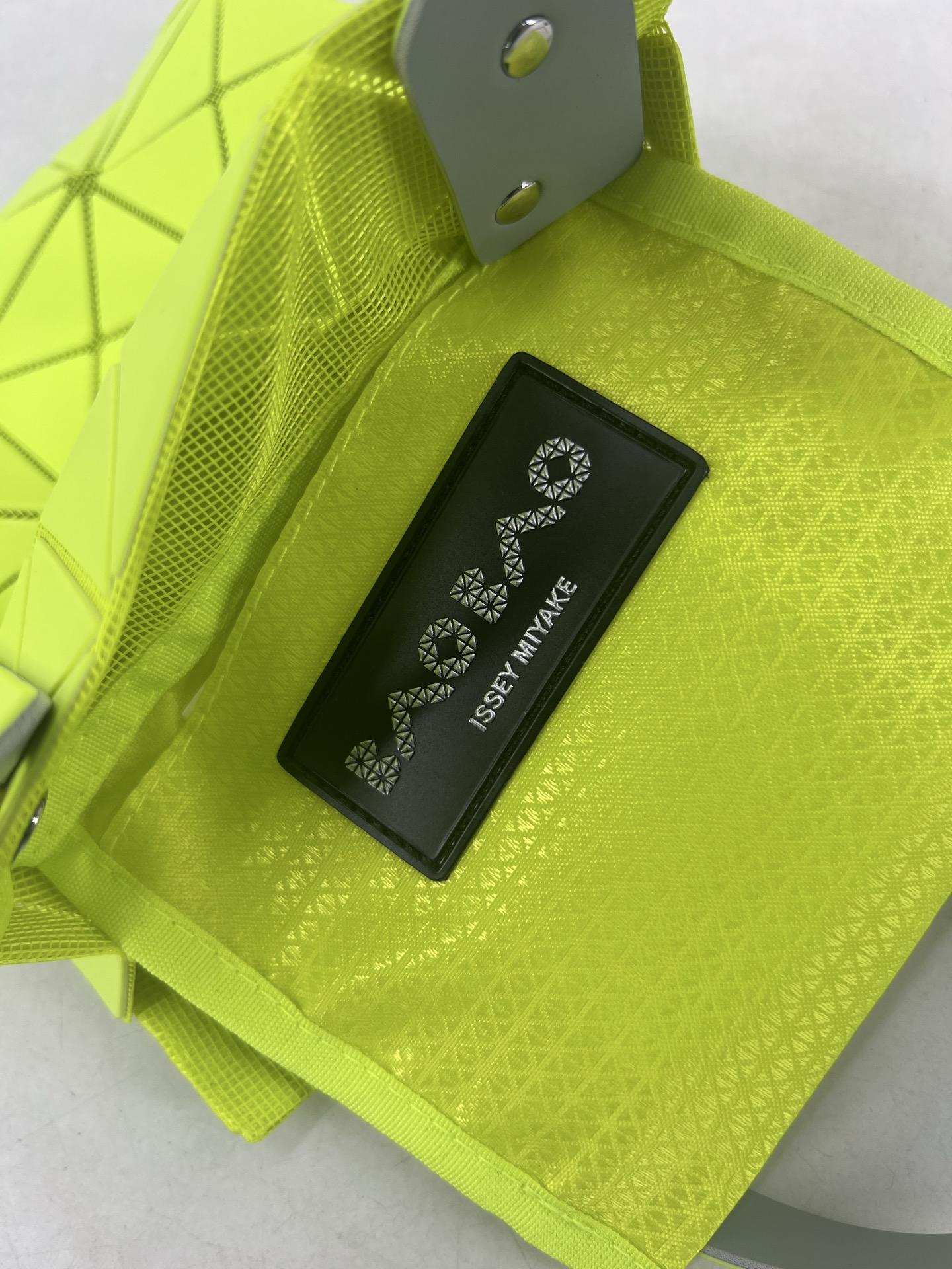 Issey Miyake ～三宅一生 3月新款彩色五金钻石方盒包大小号 新系列CARAT让人想起宝石的雕刻切割