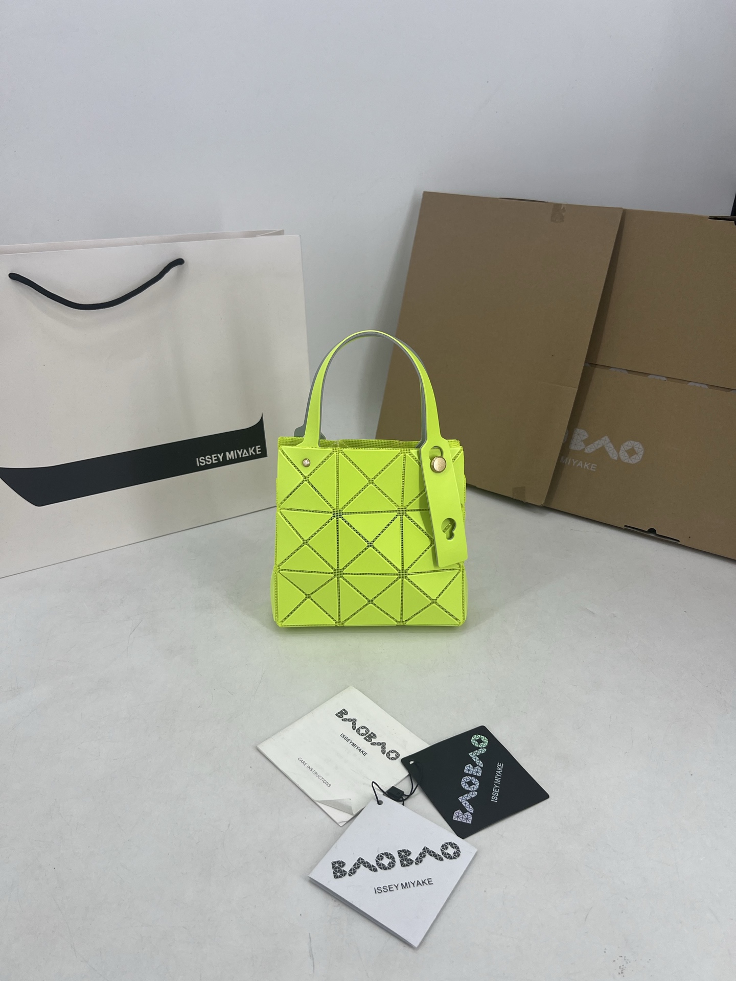 Issey Miyake ～三宅一生 3月新款彩色五金钻石方盒包大小号 新系列CARAT让人想起宝石的雕刻切割