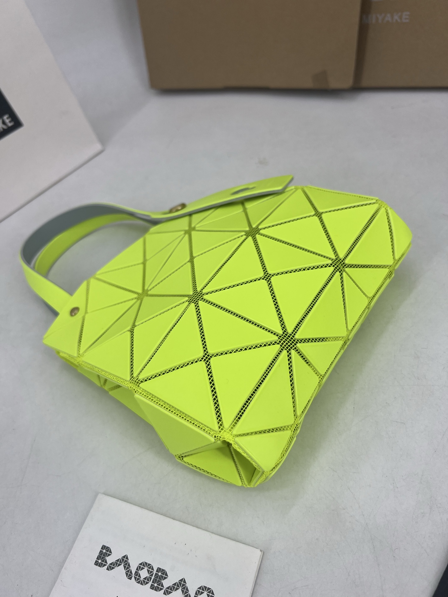Issey Miyake ～三宅一生 3月新款彩色五金钻石方盒包大小号 新系列CARAT让人想起宝石的雕刻切割