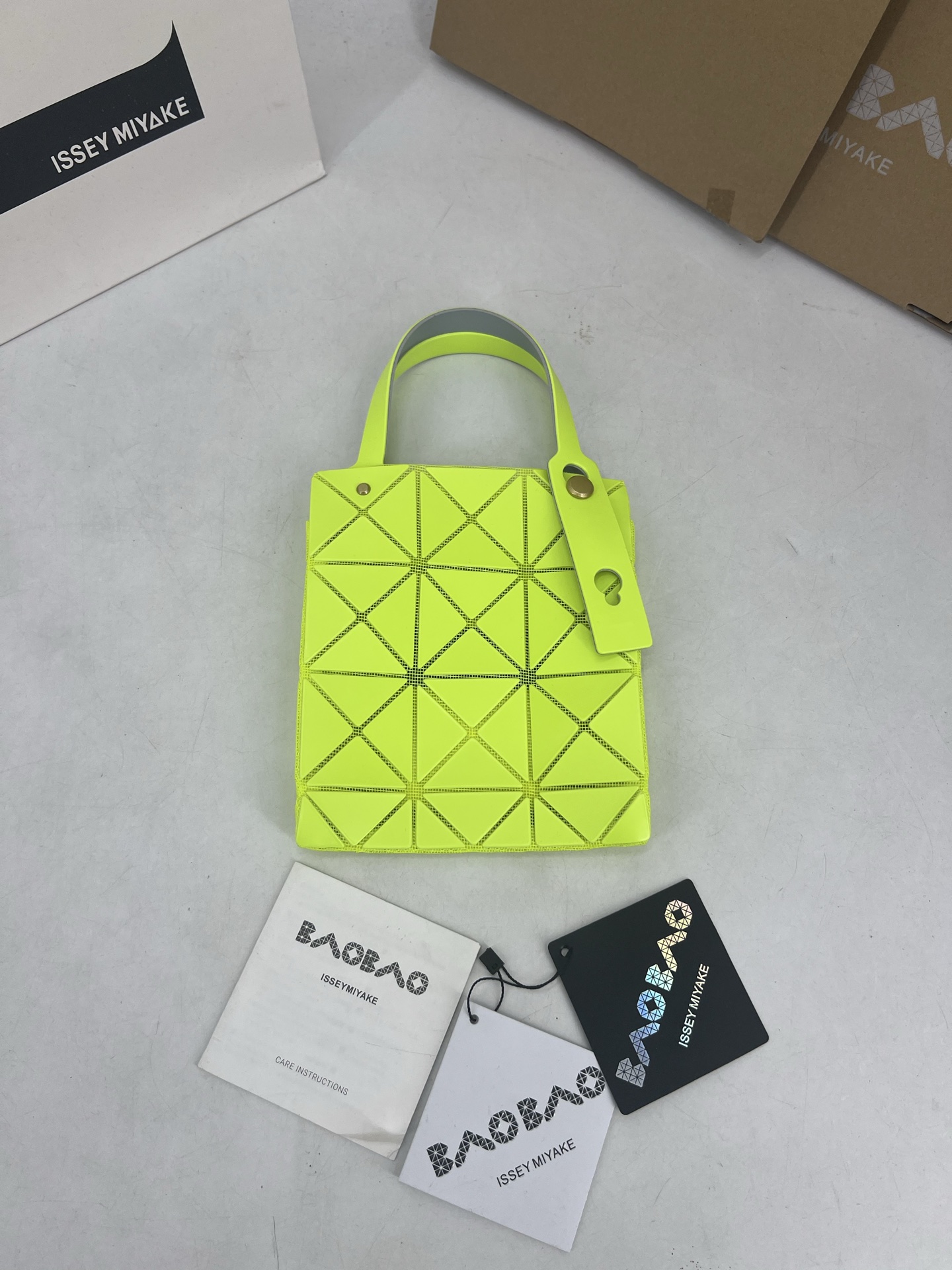 Issey Miyake ～三宅一生 3月新款彩色五金钻石方盒包大小号 新系列CARAT让人想起宝石的雕刻切割