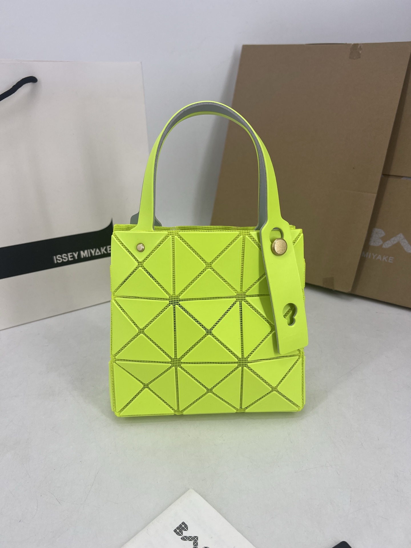 Issey Miyake ～三宅一生 3月新款彩色五金钻石方盒包大小号 新系列CARAT让人想起宝石的雕刻切割