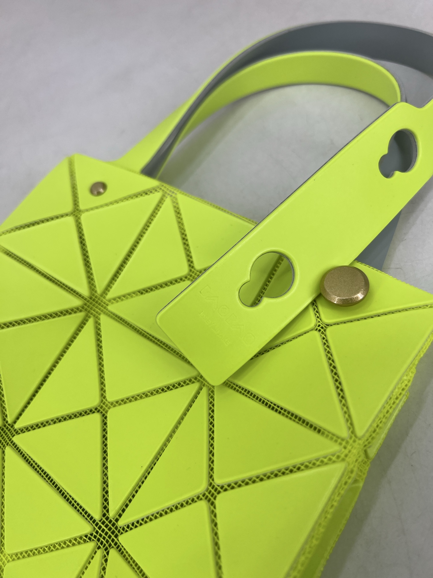 Issey Miyake ～三宅一生 3月新款彩色五金钻石方盒包大小号 新系列CARAT让人想起宝石的雕刻切割