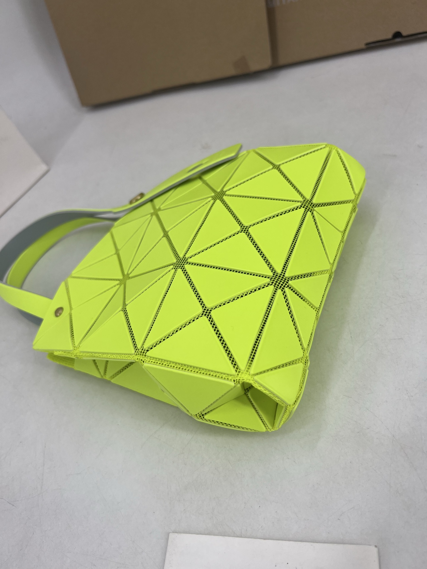 Issey Miyake ～三宅一生 3月新款彩色五金钻石方盒包大小号 新系列CARAT让人想起宝石的雕刻切割