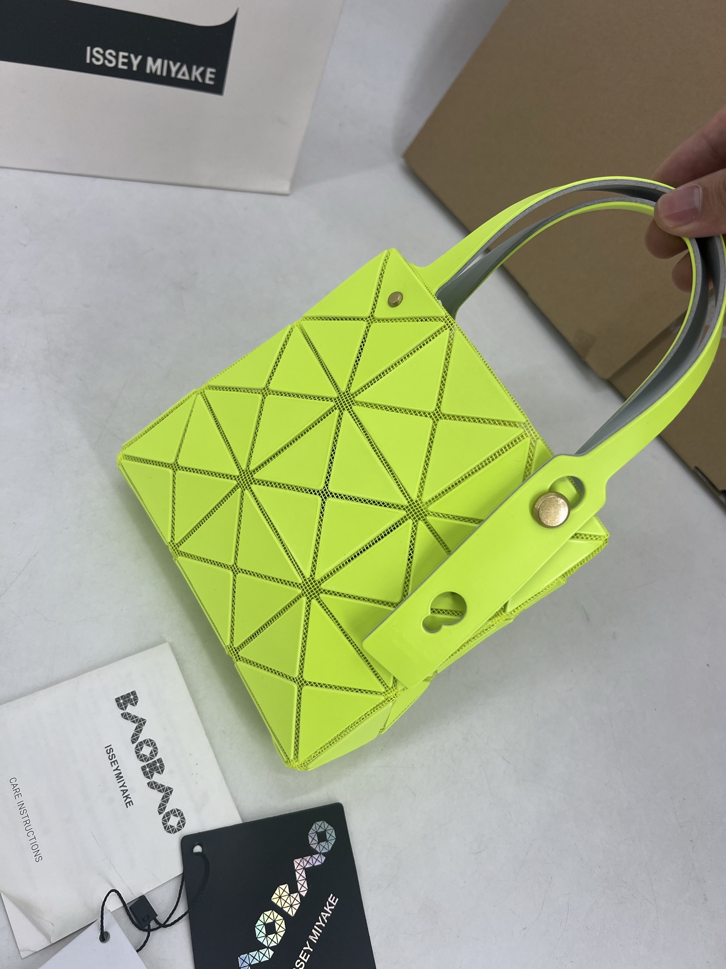 Issey Miyake ～三宅一生 3月新款彩色五金钻石方盒包大小号 新系列CARAT让人想起宝石的雕刻切割