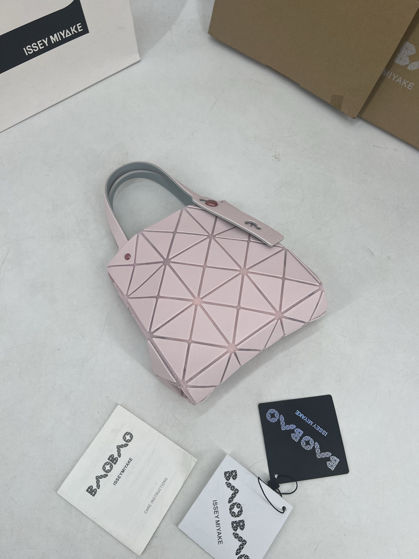Issey Miyake ～三宅一生 3月新款彩色五金钻石方盒包大小号 新系列CARAT让人想起宝石的雕刻切割