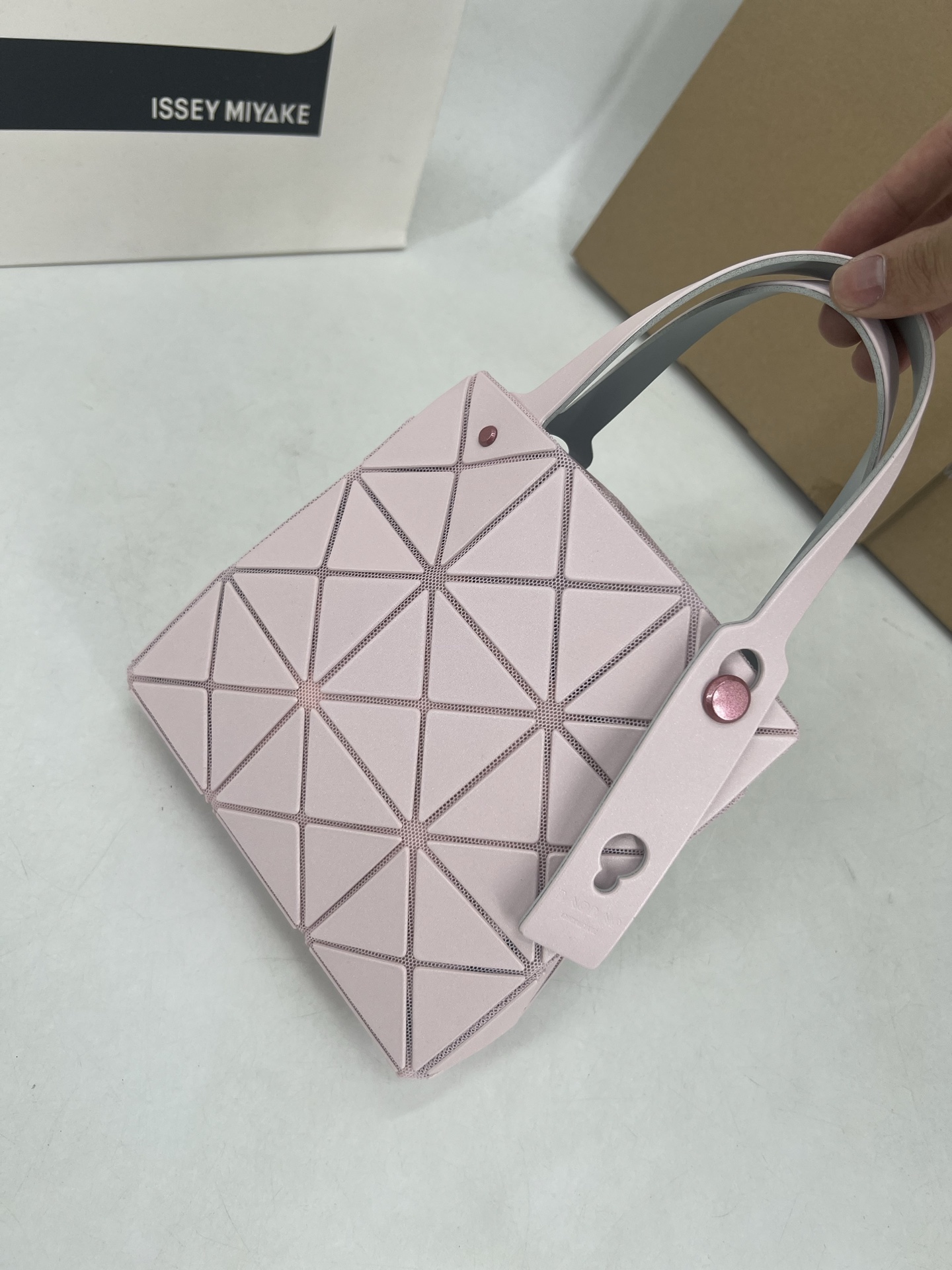 Issey Miyake ～三宅一生 3月新款彩色五金钻石方盒包大小号 新系列CARAT让人想起宝石的雕刻切割