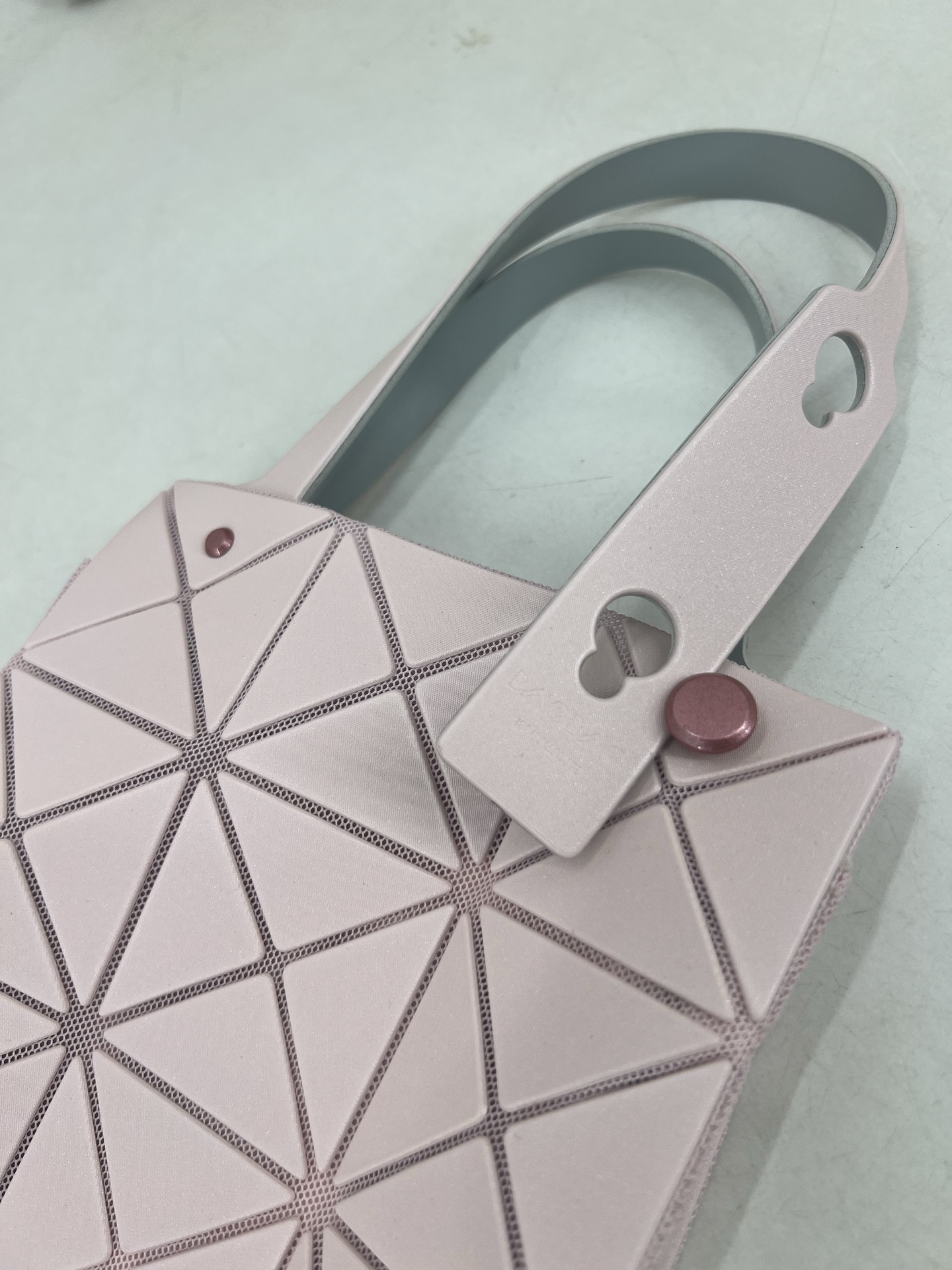 Issey Miyake ～三宅一生 3月新款彩色五金钻石方盒包大小号 新系列CARAT让人想起宝石的雕刻切割