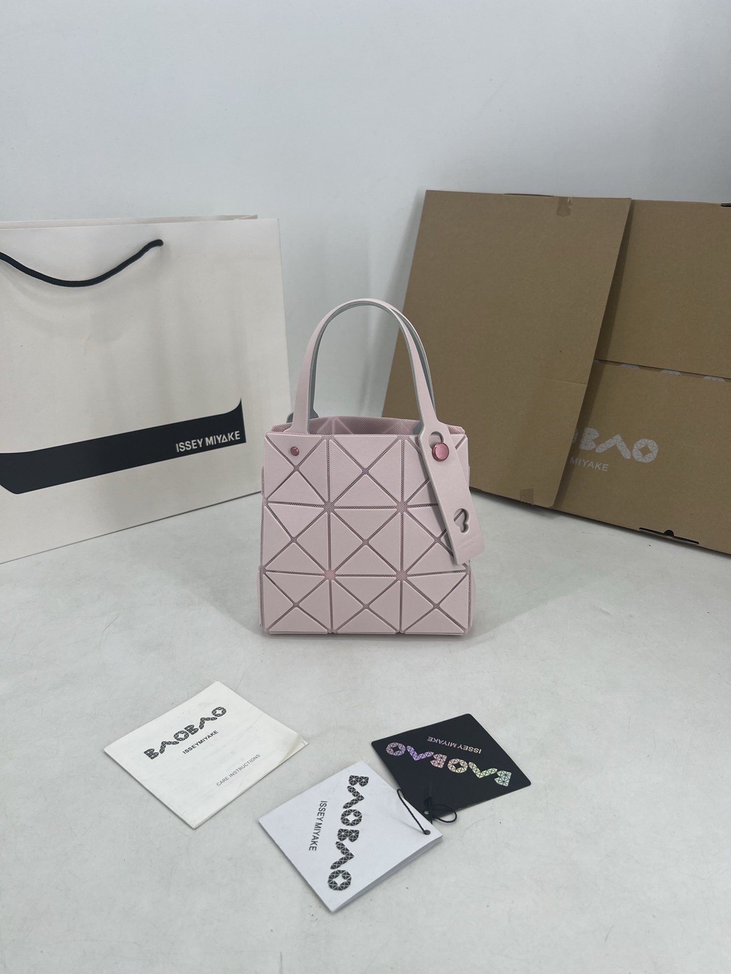 Issey Miyake ～三宅一生 3月新款彩色五金钻石方盒包大小号 新系列CARAT让人想起宝石的雕刻切割