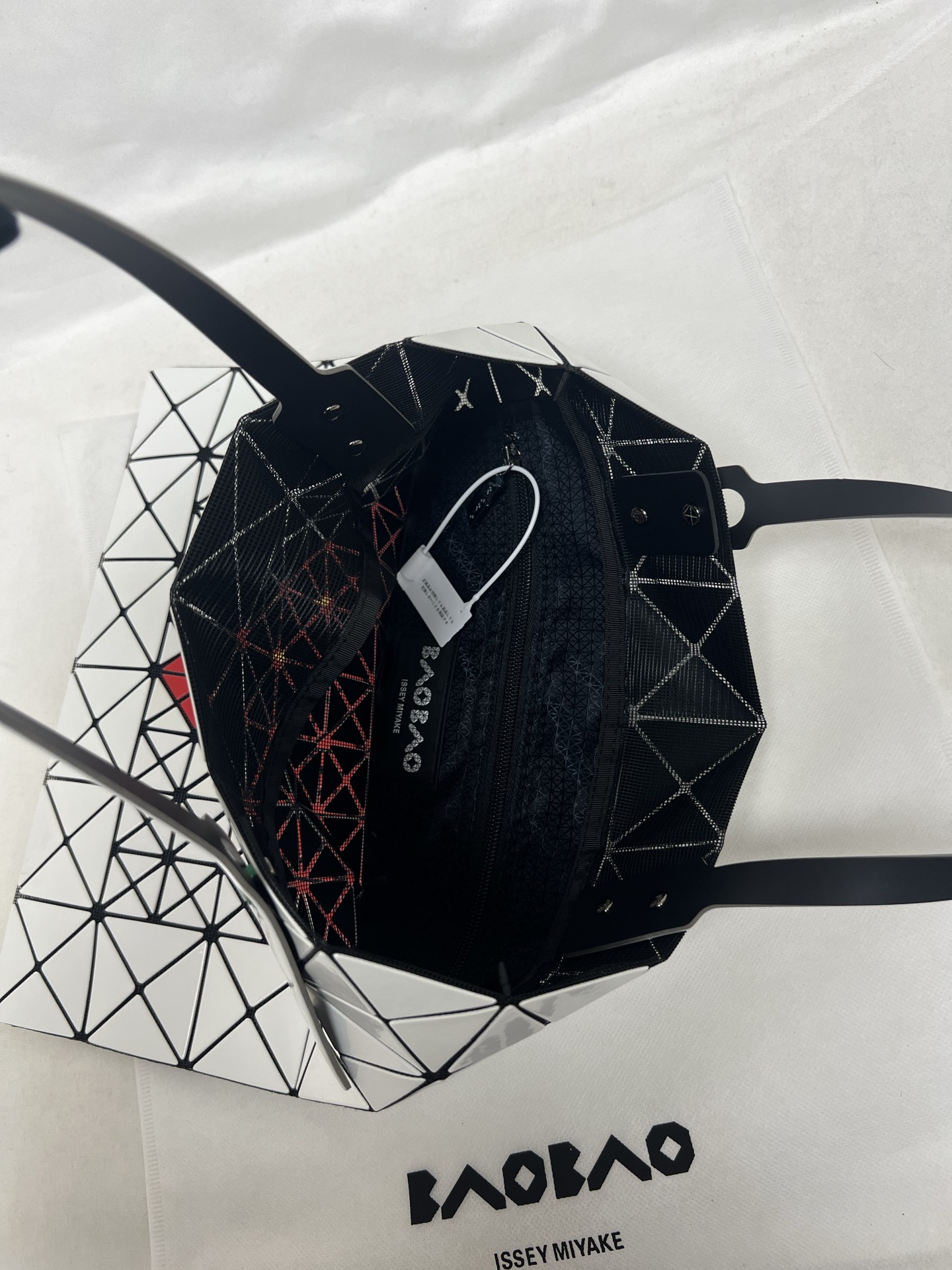 Issey Miyake ～三宅一生 3月新款6格水果系列 草莓 尺寸：34*34cm
