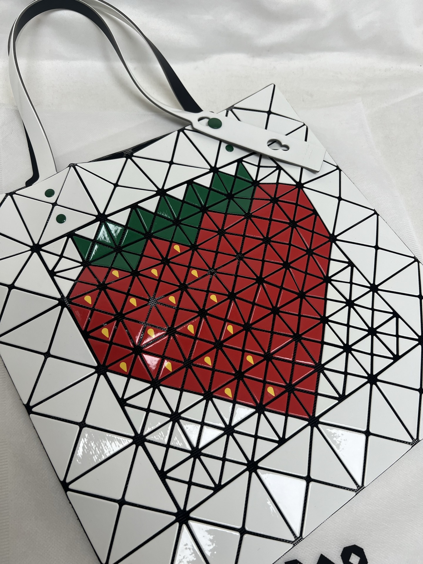 Issey Miyake ～三宅一生 3月新款6格水果系列 草莓 尺寸：34*34cm