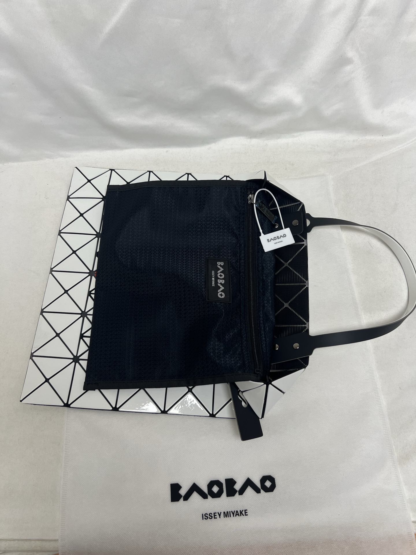 Issey Miyake ～三宅一生 3月新款6格水果系列 草莓 尺寸：34*34cm