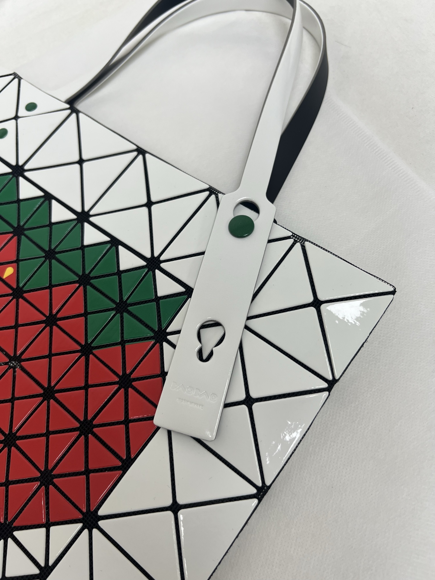 Issey Miyake ～三宅一生 3月新款6格水果系列 草莓 尺寸：34*34cm