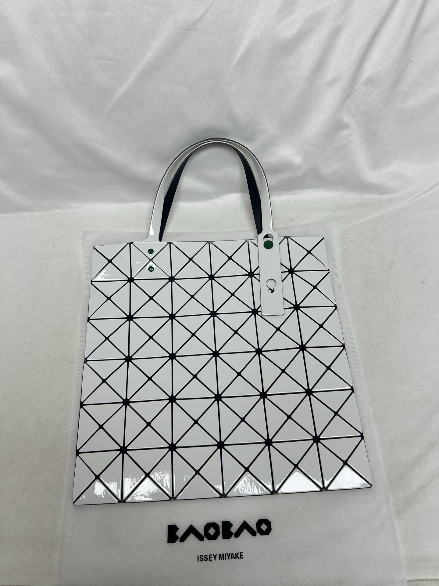Issey Miyake ～三宅一生 3月新款6格水果系列 草莓 尺寸：34*34cm