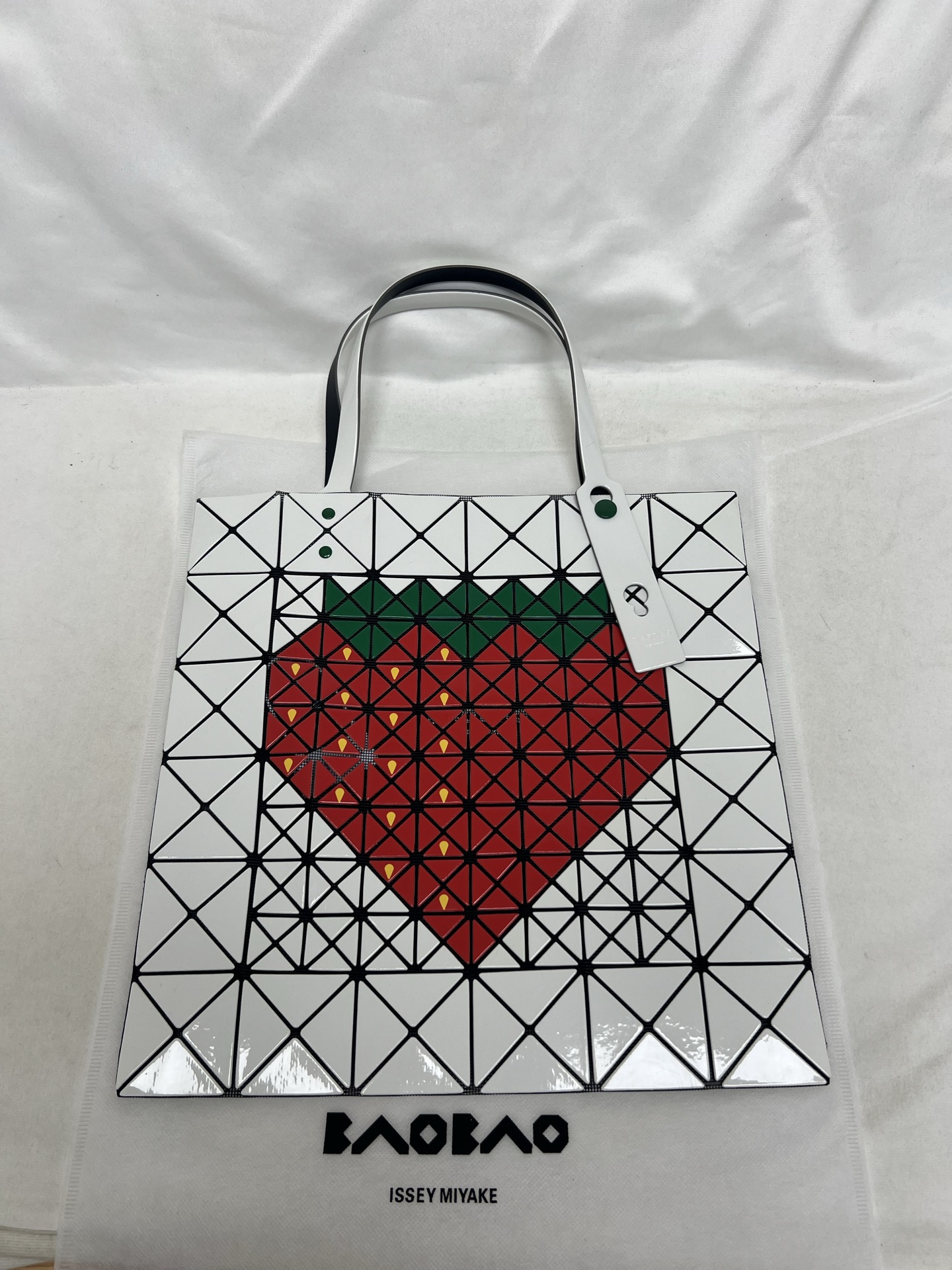 Issey Miyake ～三宅一生 3月新款6格水果系列 草莓 尺寸：34*34cm