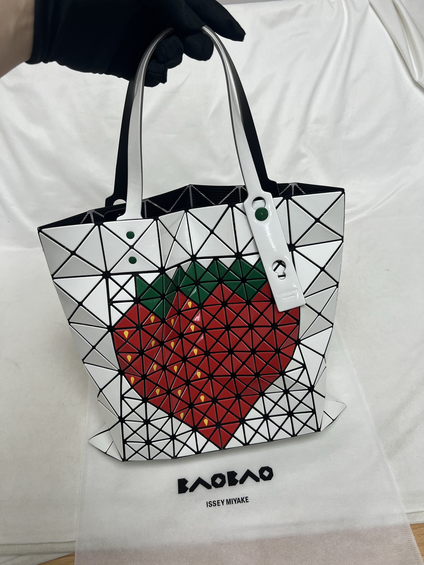 Issey Miyake ～三宅一生 3月新款6格水果系列 草莓 尺寸：34*34cm