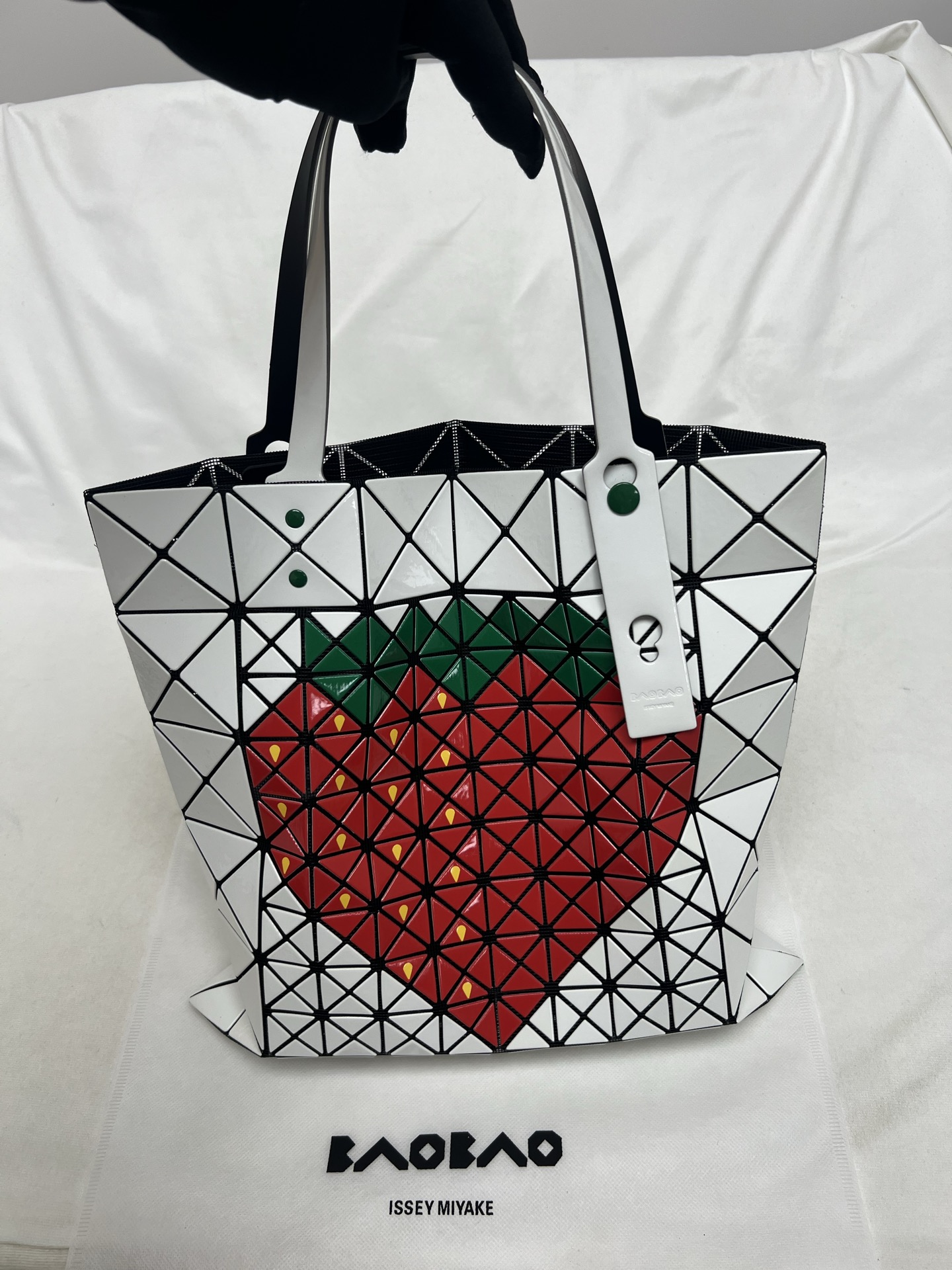 Issey Miyake ～三宅一生 3月新款6格水果系列 草莓 尺寸：34*34cm